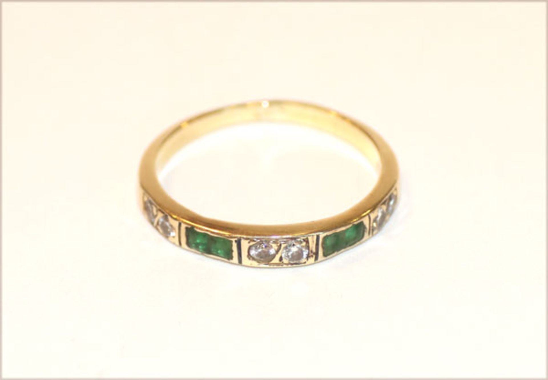 14 k Gelbgold Ring mit 6 Diamanten und 4 Smaragden im Carreschliff, verkratzt, 2,3 gr., Gr. 55,