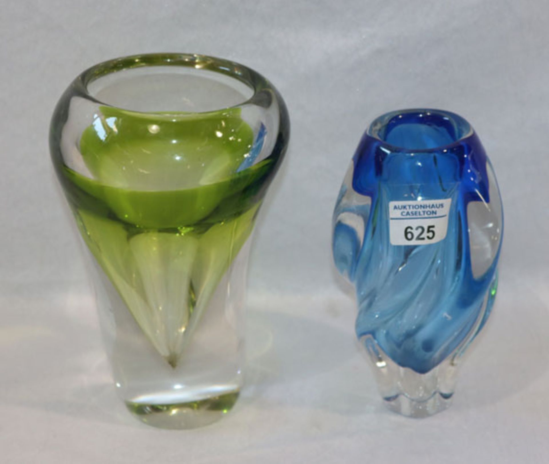 2 Glasvasen, wohl Frantisek Zemek, Tschechien, blaue Vase in gedrehter Form, H 18 cm, und Vase mit