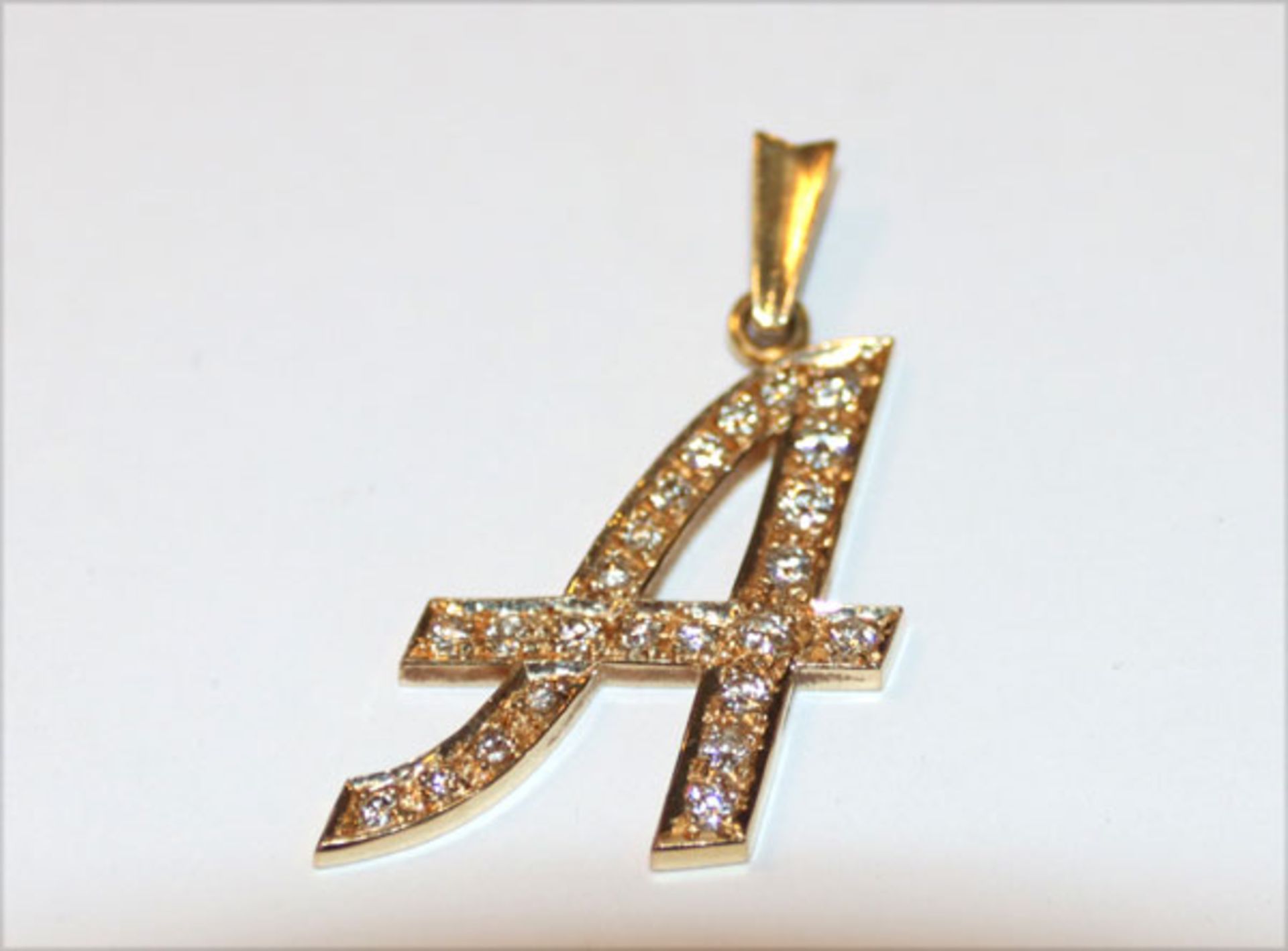 14 k Gelbgold Anhänger in Form des Buchstabens 'A', mit Diamanten ausgefaßt, 3,1 gr., L 3 cm