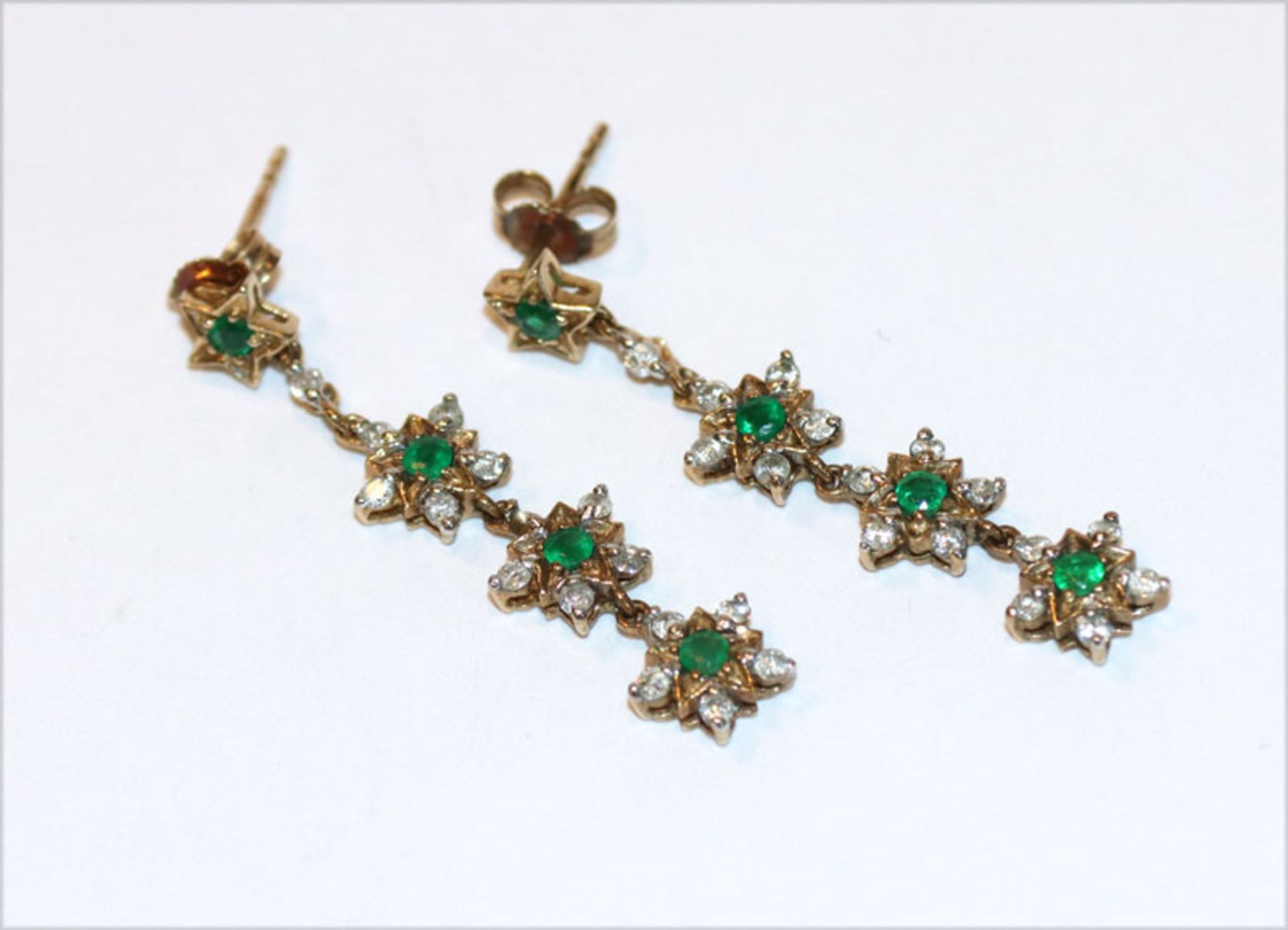 Paar dekorative 9 k Gelbgold Ohrstecker mit 8 Smaragden und 32 Diamanten, L 3,5 cm