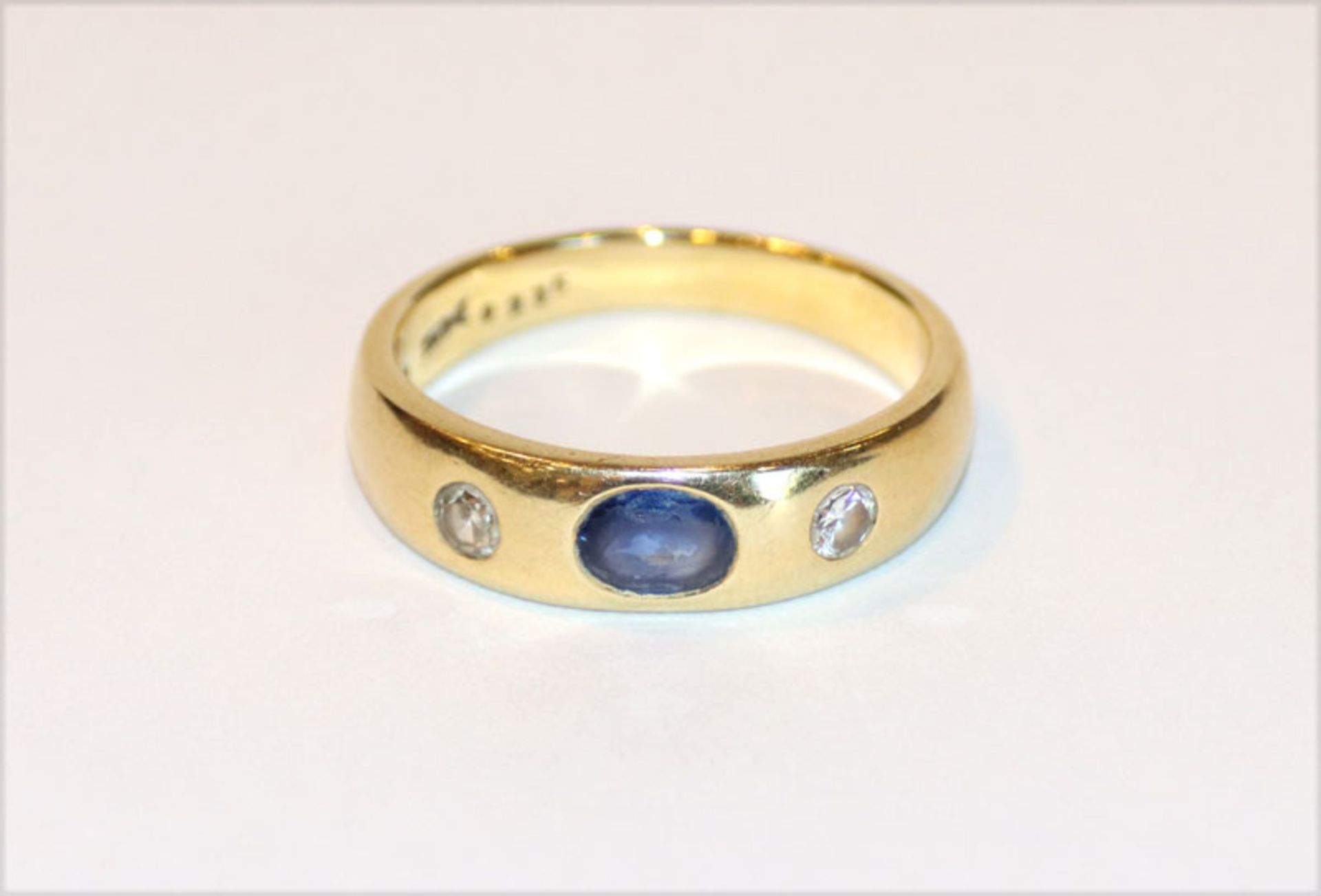 18 k Gelbgold Bandring mit Safir (verkratzt) und 2 Diamanten, 5,6 gr., Gr. 56