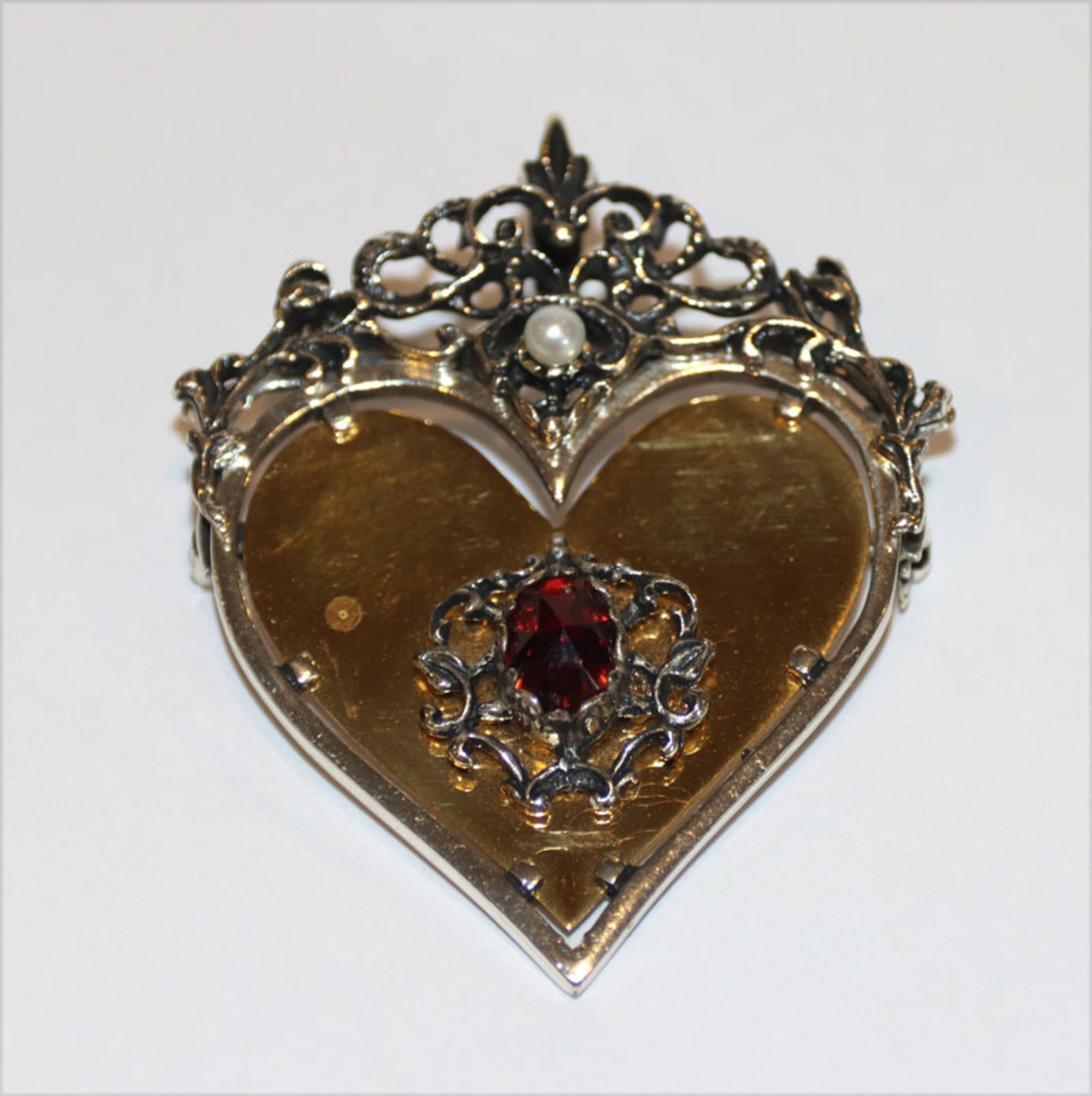 Dekorativer Trachten-Anhänger/Brosche, 835 Silber/vergoldet, Herzform mit Granat und Perle, 5 cm x 4