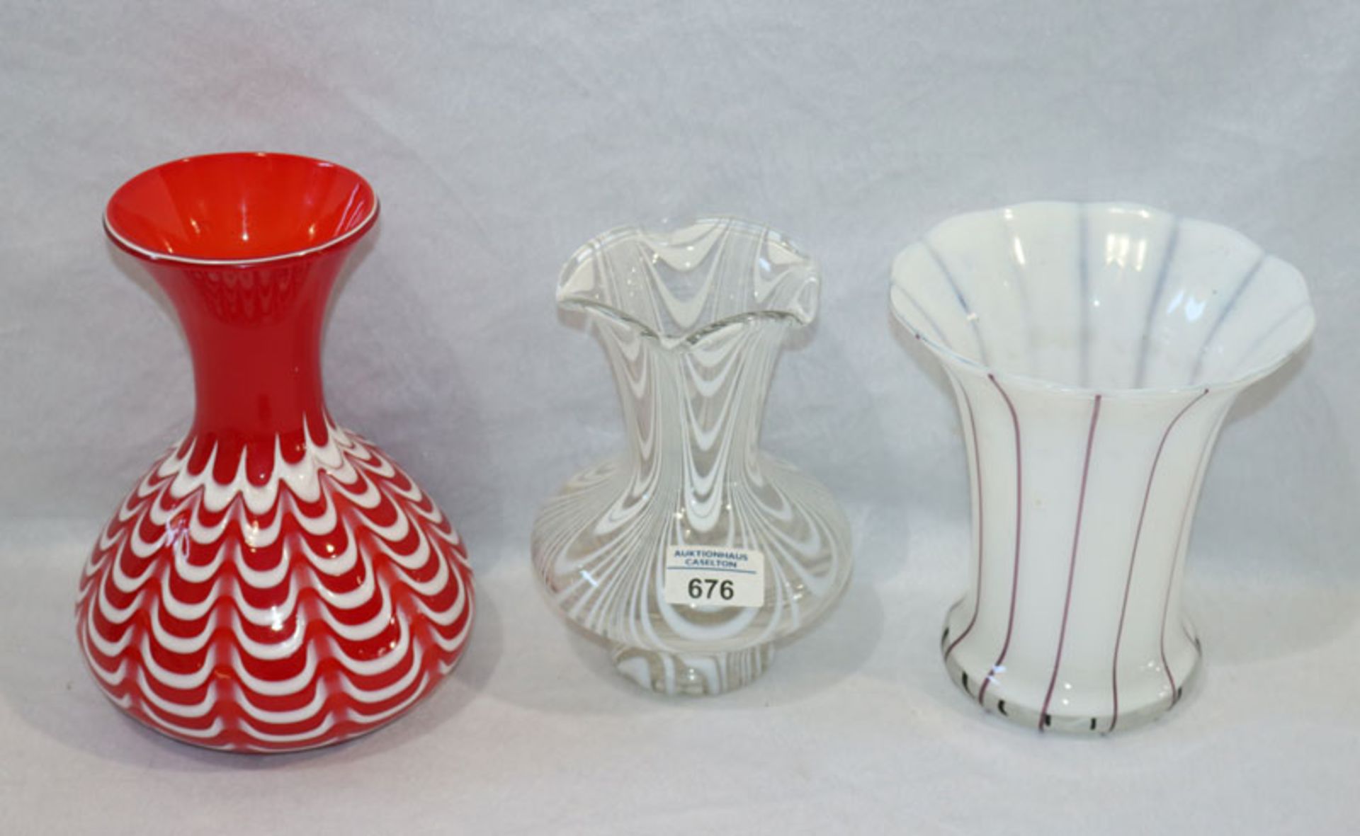 3 Glas Vasen, Böhmen/Tschechien, rote Vase mit weißen Einschmelzungen, H 21 cm, D 16 cm, kleiner