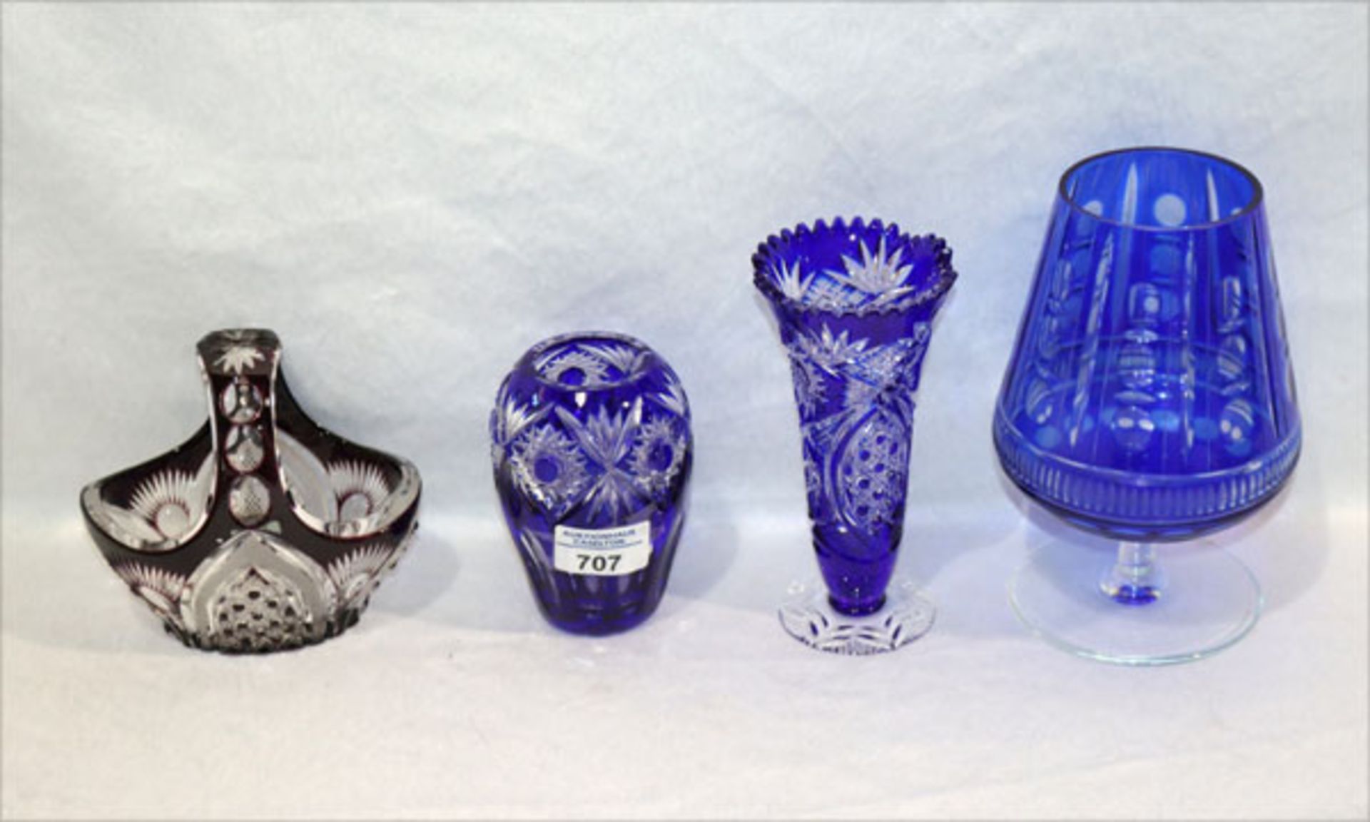 Überfang Glas-Konvolut: 2 blaue Vasen und ein Cognacschwenker, lila Henkelkörbchen, alles mit