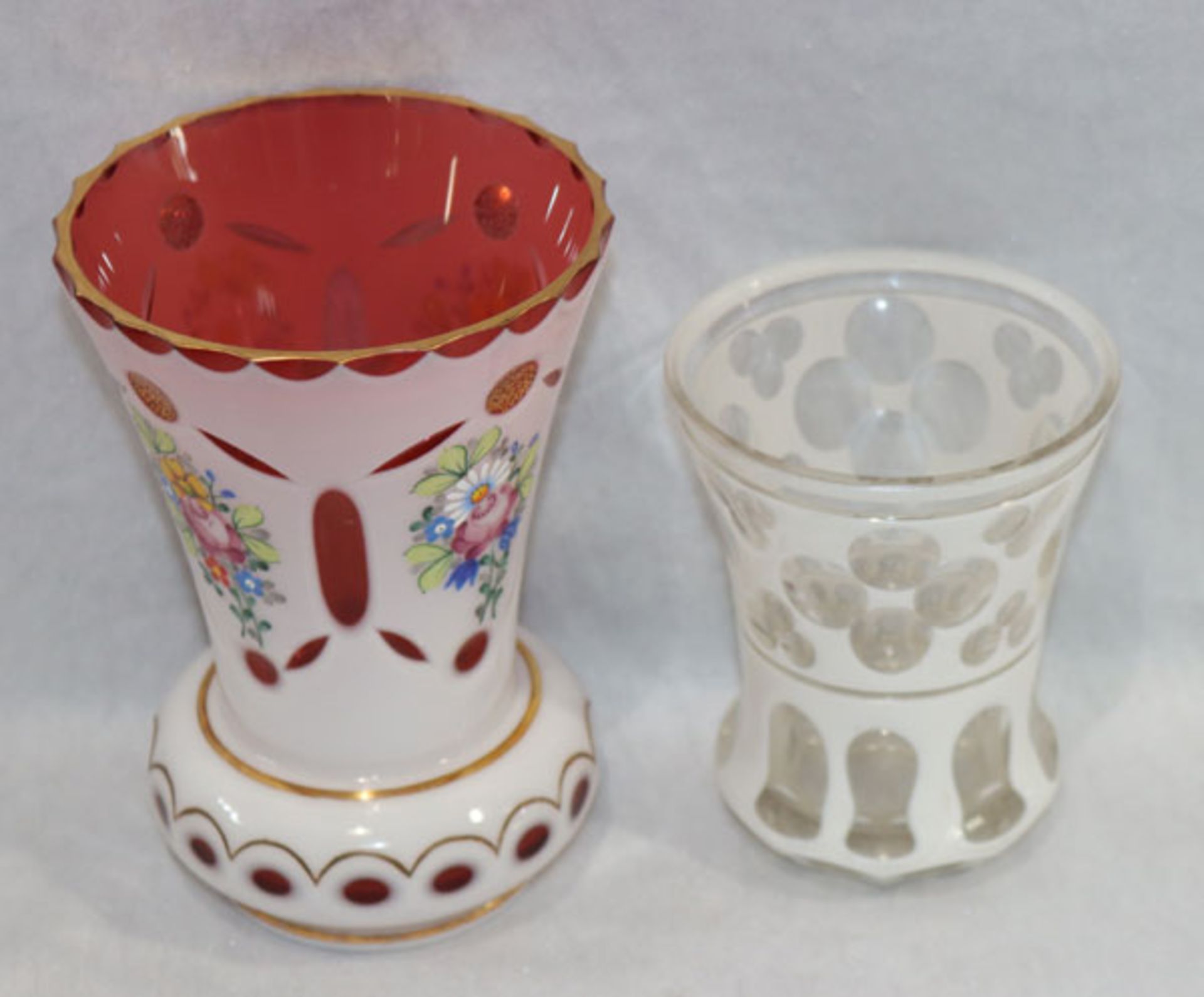 2 Überfang Glasbecher, Roseglas mit weißem Überfang und Blumendekor, geschliffen, Gold teils