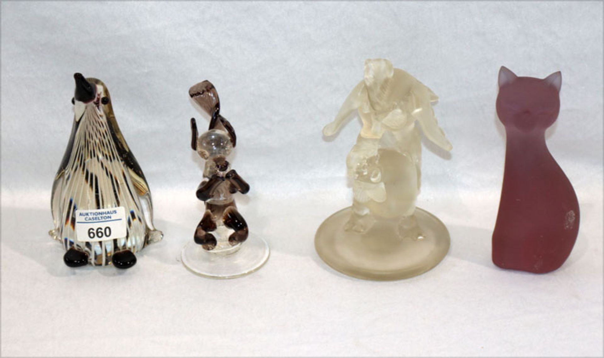 Konvolut von 4 Glas Tierskulpturen: Pinguin, Eichhörnchen, Katze und 2 Hähne, H 14/14 cm