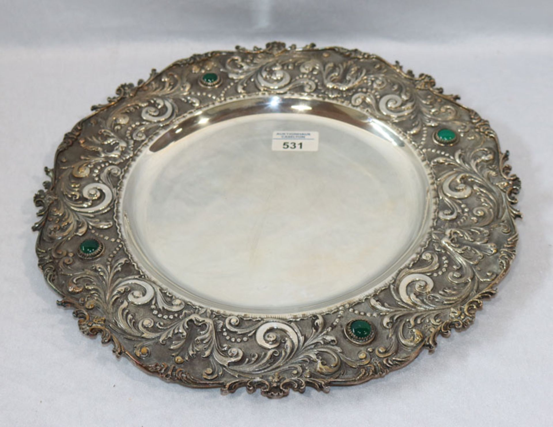 Teller, 800 Silber, 1060 gr., mit Reliefrand und grünen Farbsteinen, D 38 cm, Gebrauchsspuren
