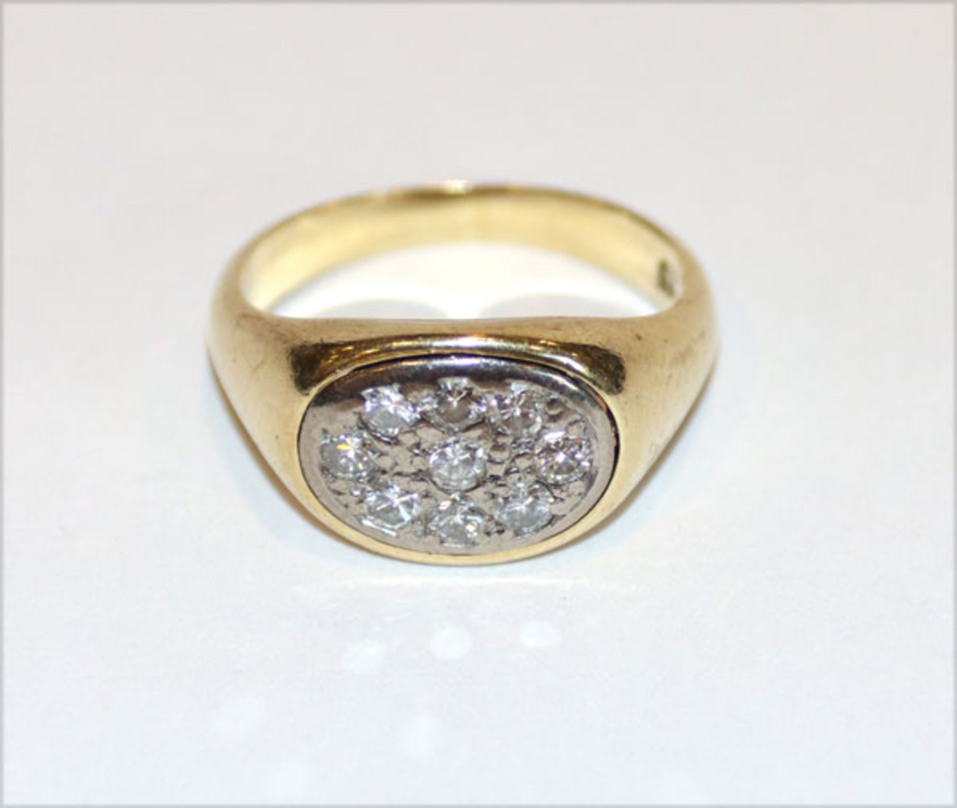 14 k Gelbgold Ring mit 9 in Weißgold gefaßten Diamanten, 6,3 gr., Gr. 56