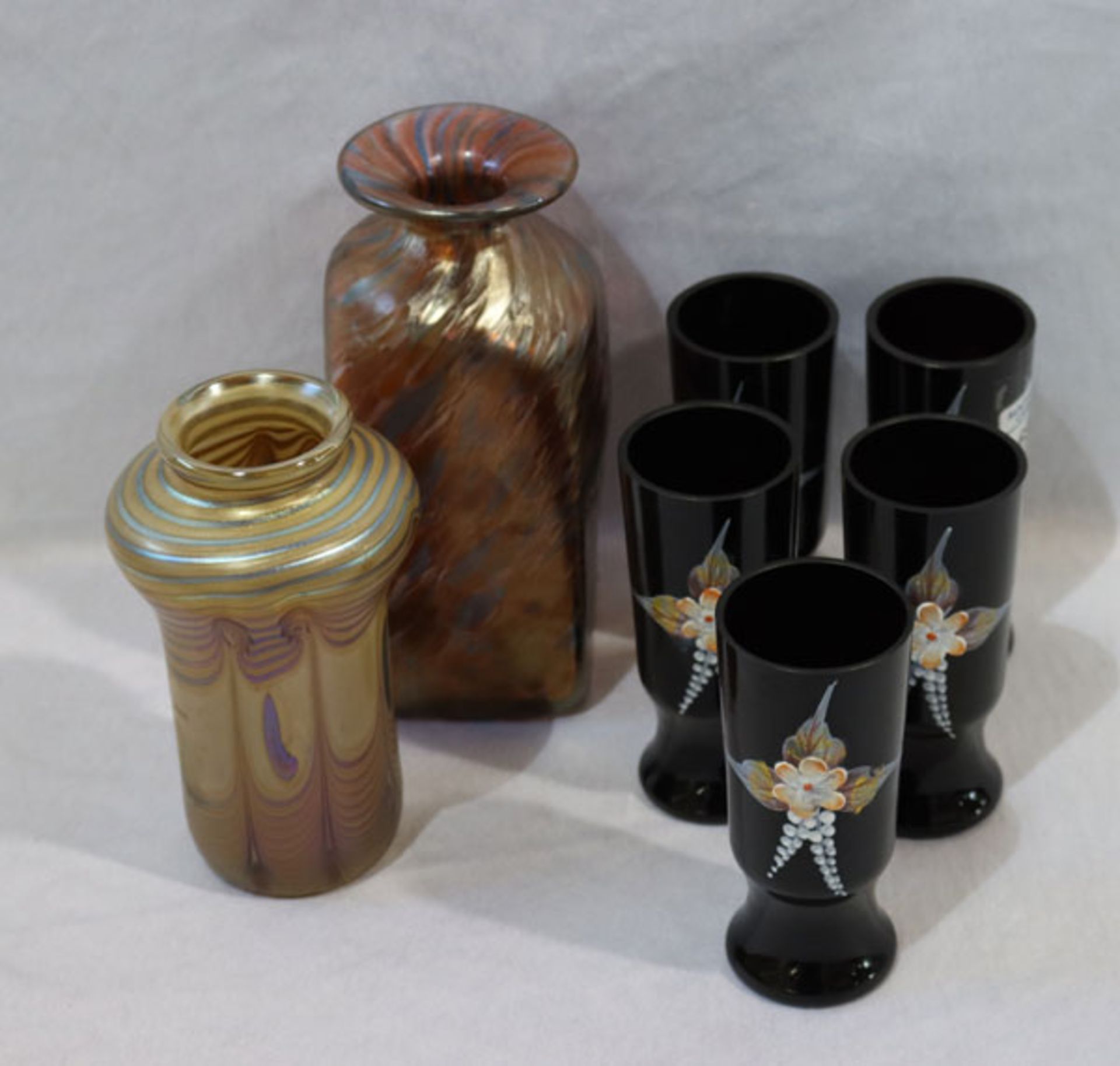 Glas-Konvolut: 5 dunkelrote Becher mit Blumenmalerei, Böhmen, H 12 cm, D 5 cm, Vase, signiert