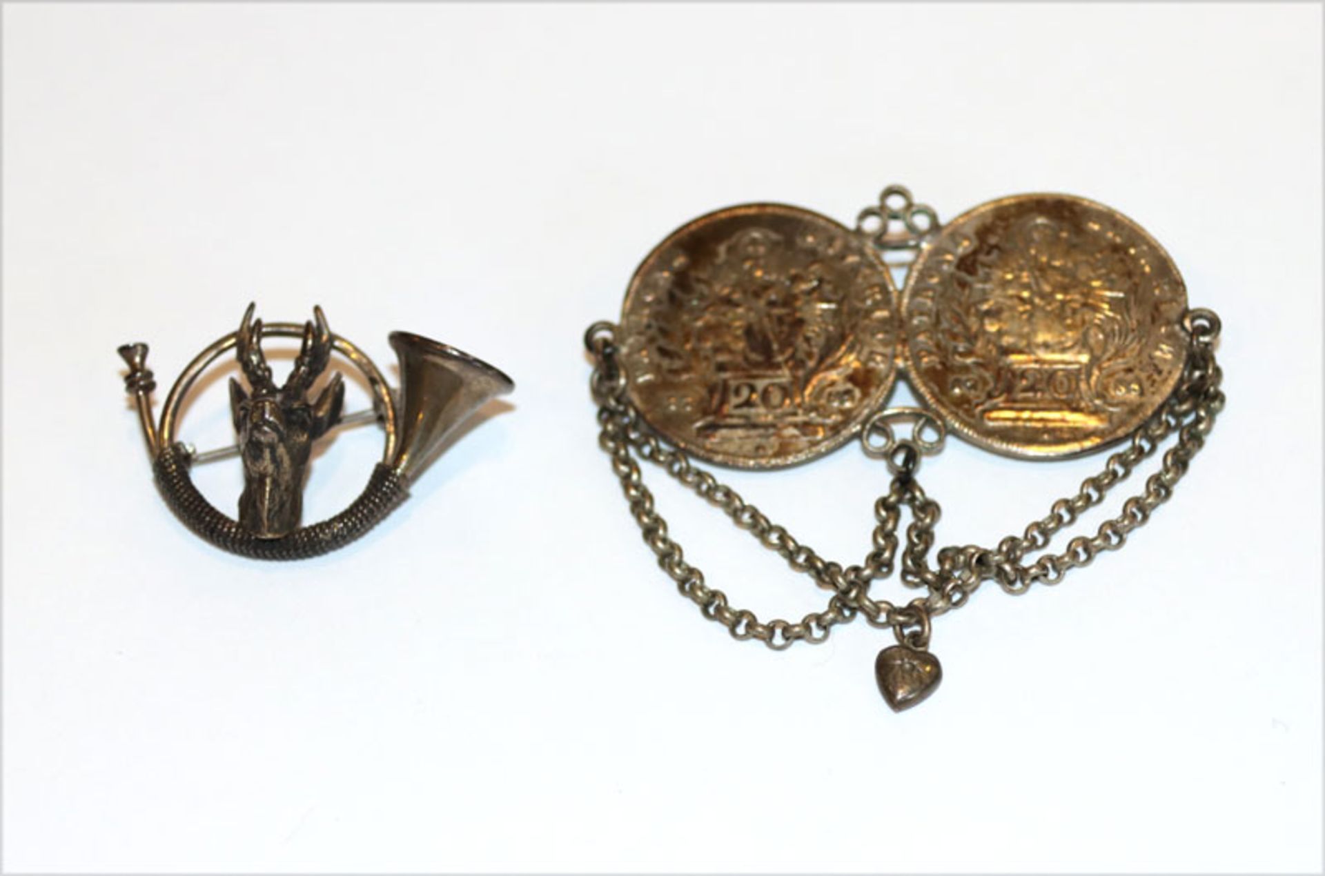 Silber Trachtenschmuck: Brosche in Form eines Jagdhorns mit plastischem Rehbockkopf, B 4 cm, und