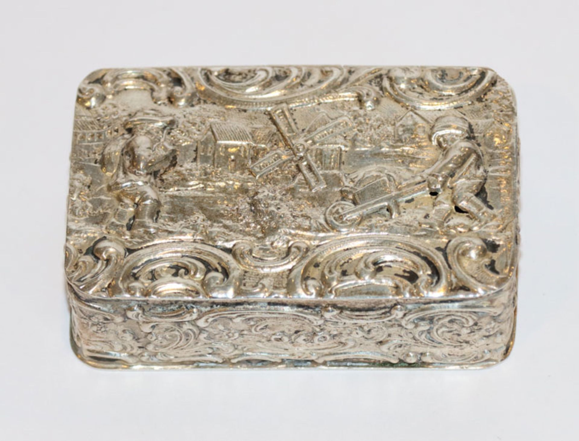 Silberdöschen mit reliefiertem, holländischem Dekor, 800 Silber, innen Restvergoldung, 54 gr., H 2