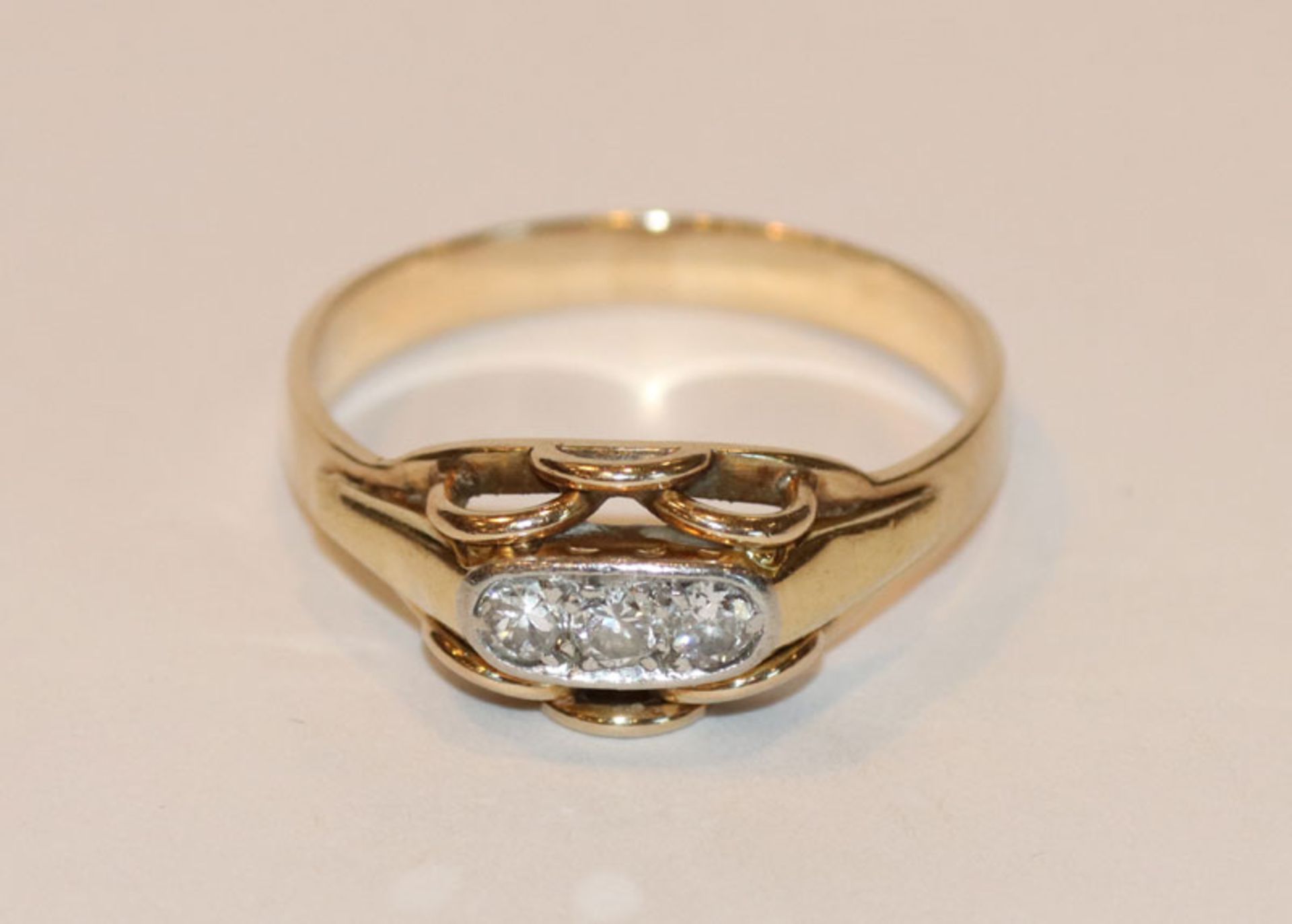 14 k Gelbgold Ring mit 3 in Weißgold gefaßten Diamanten, 3,9 gr., Gr. 60