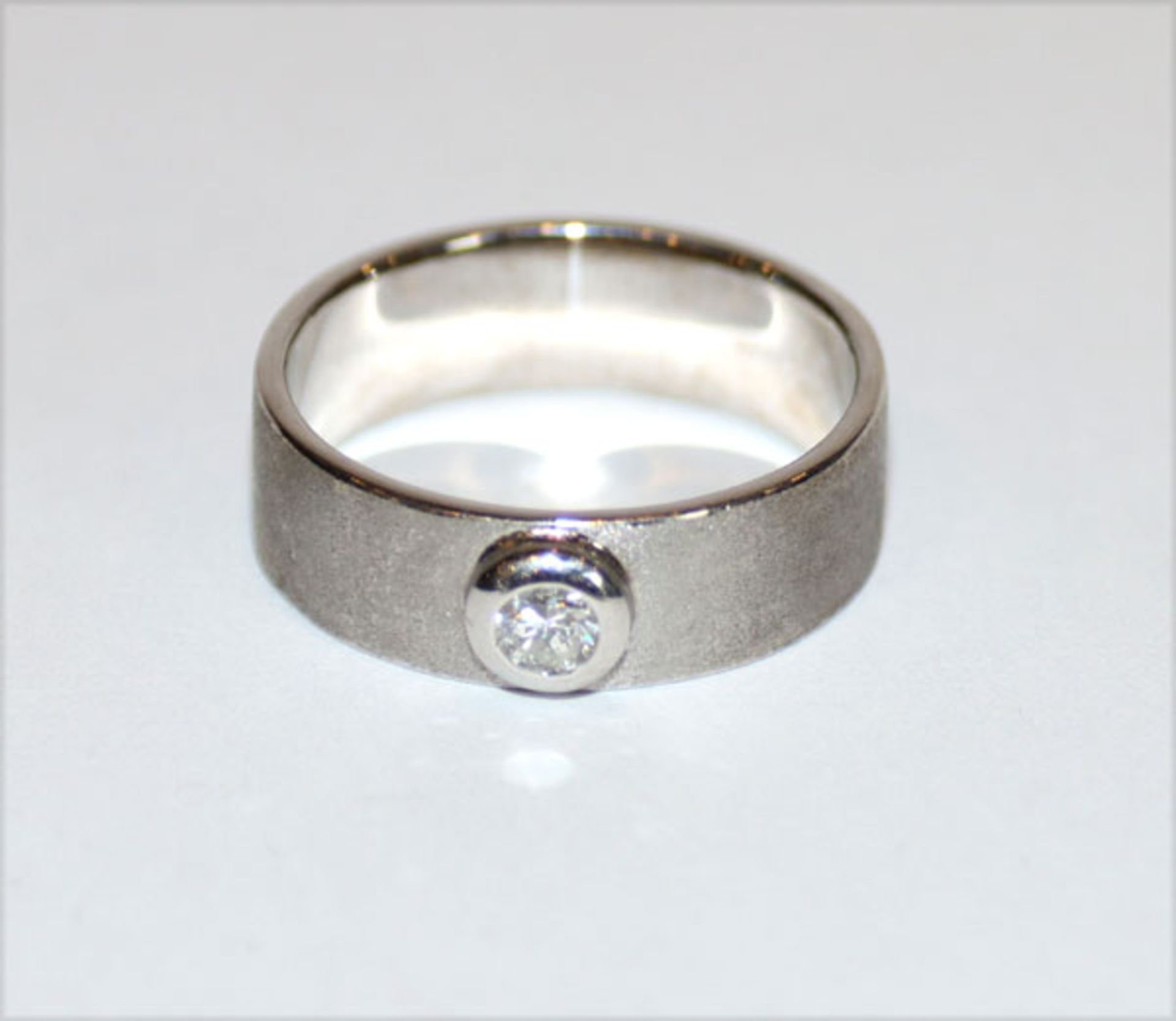 14 k Weißgold Ring, mattiert, mit ca. 0,20 ct. Diamant, 8,3 gr., Gr. 60