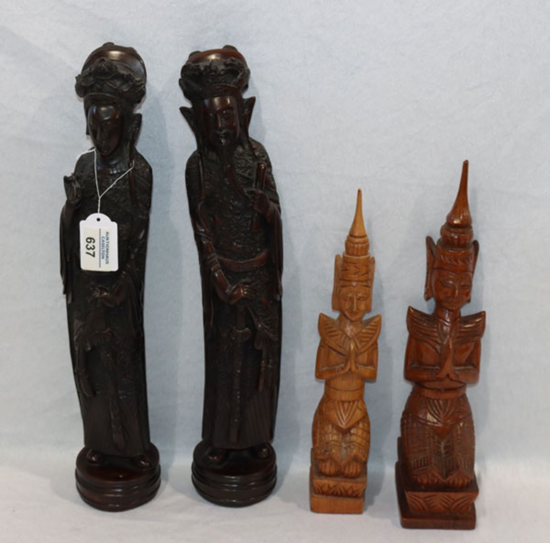 Konvolut: Asiatisches Figurenpaar, beschädigt, H 42 cm, D 8 cm und 2 thailändische Holzfiguren, H