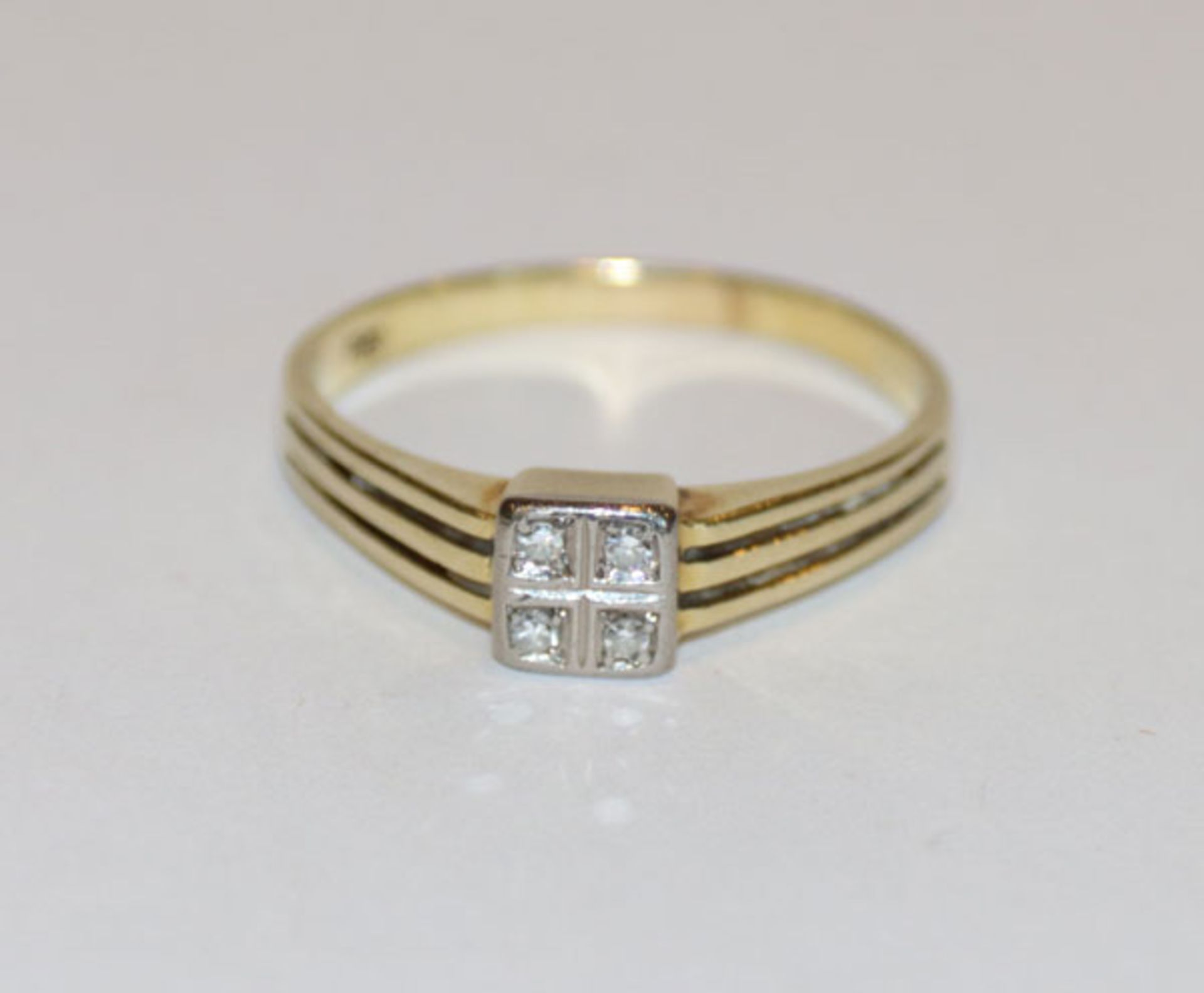 14 k Gelbgold Ring mit 4 in Weißgold gefaßten Diamanten, 3,2 gr., Gr. 60
