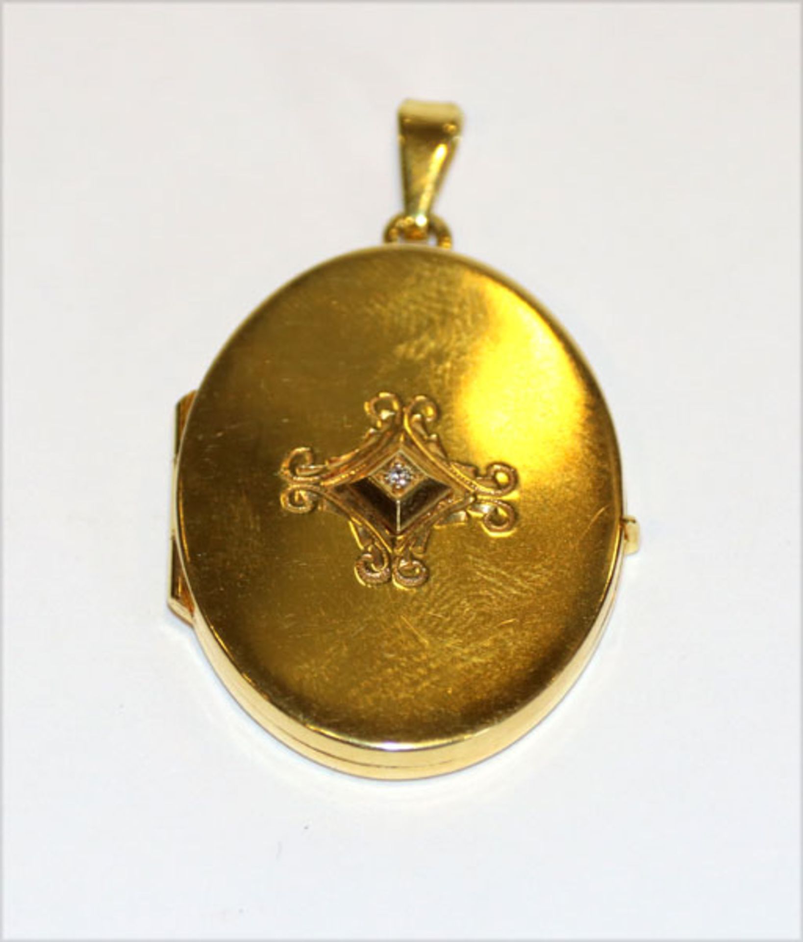 14 k Gelbgold Medaillon-Anhänger in ovaler Form, aufklappbar, schauseitig verziert, 7,6 gr., 3 cm