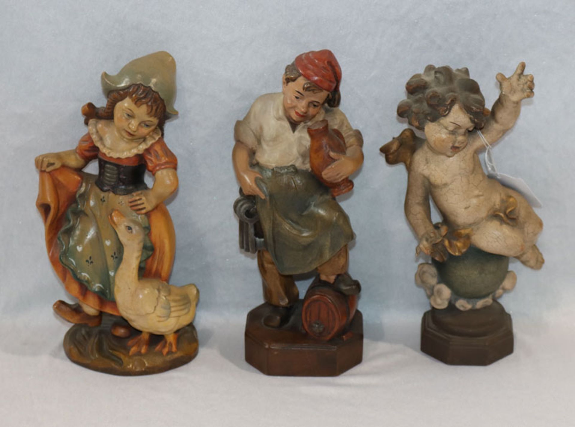 Konvolut von 3 Holz Figurensulpturen 'Gänseliesel', 'Wirt' und 'Engel', alle farbig gefaßt, H 24 cm,