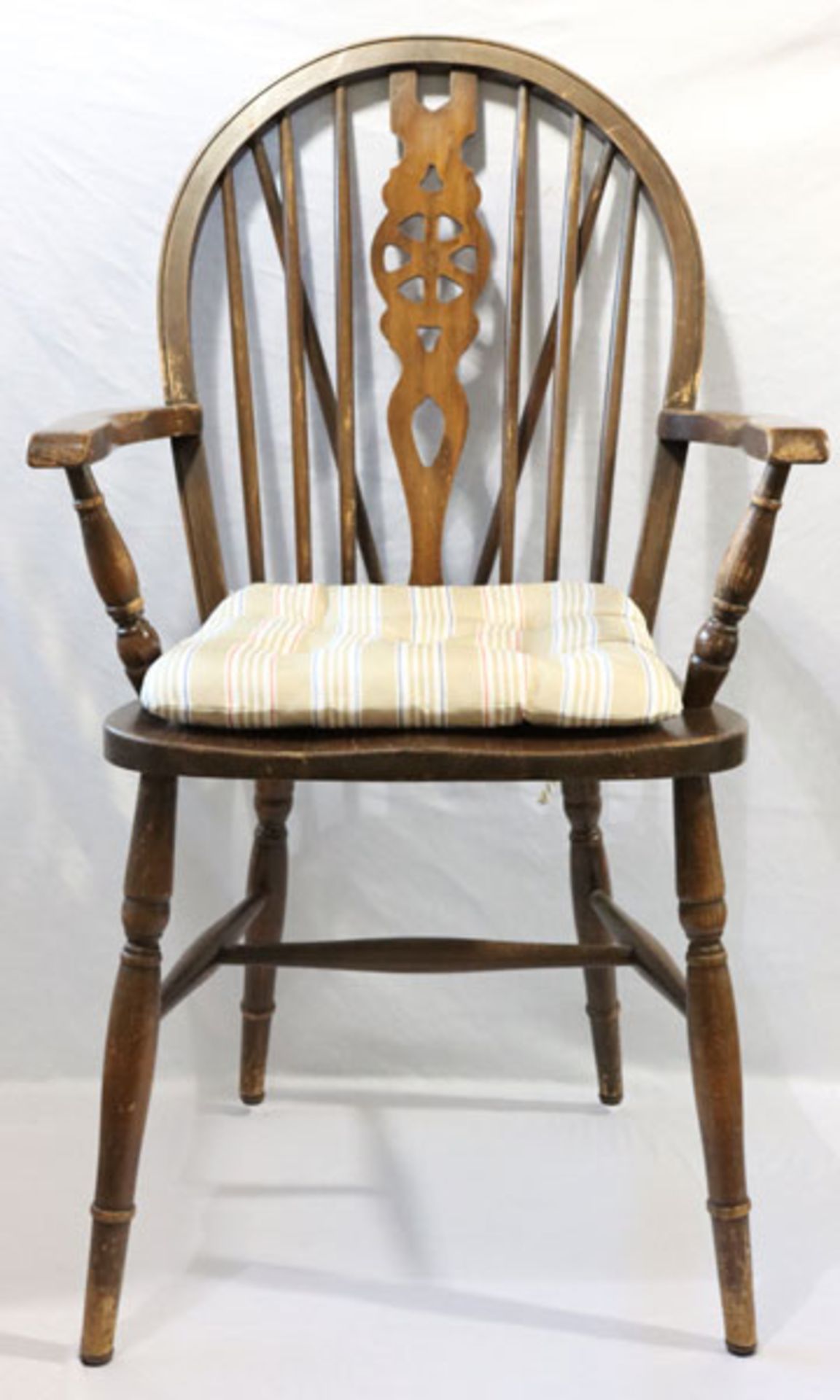 Paar Windsor Holzstühle, teils gedrechselt, H 97 cm, B 57 cm, T 41 cm, Gebrauchsspuren, mit losen