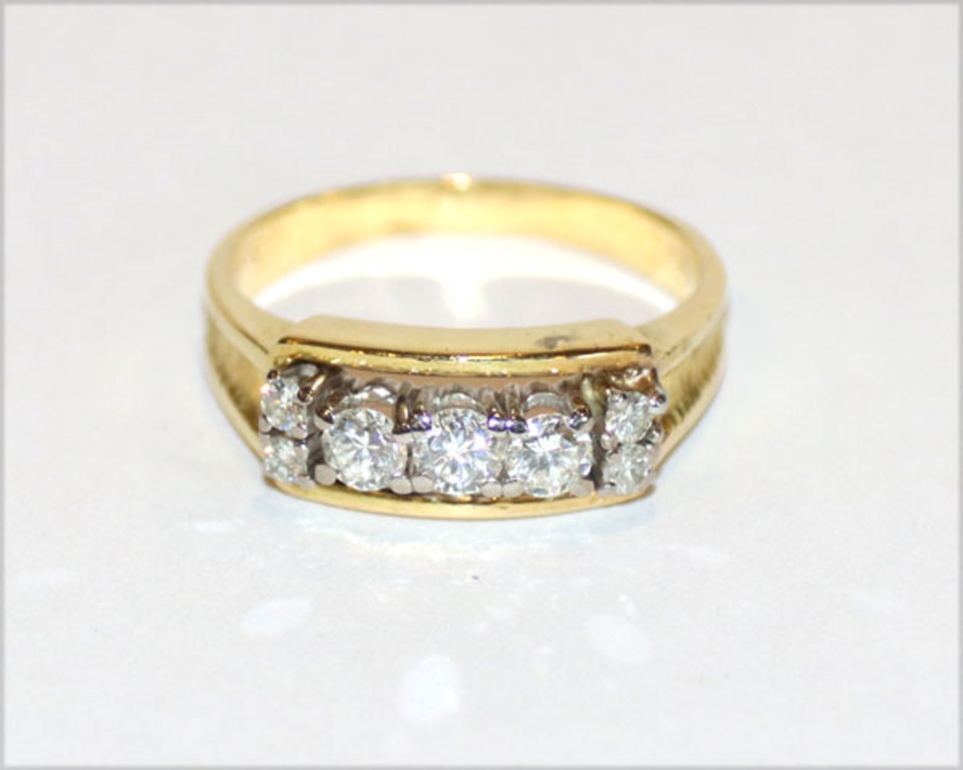 18 k Gelbgold Ring mit 7 in Weißgold gefaßten Diamanten, 5 gr., Gr. 56