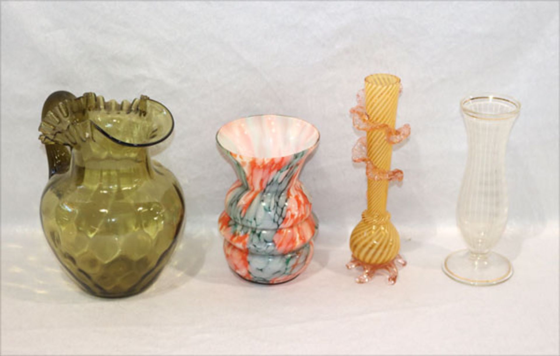 Glasvasen-Konvolut: gelbe Vase mit rosa Rüschendekor, H 22 cm, rot/graue Vase, H 15 cm, Rosenvase