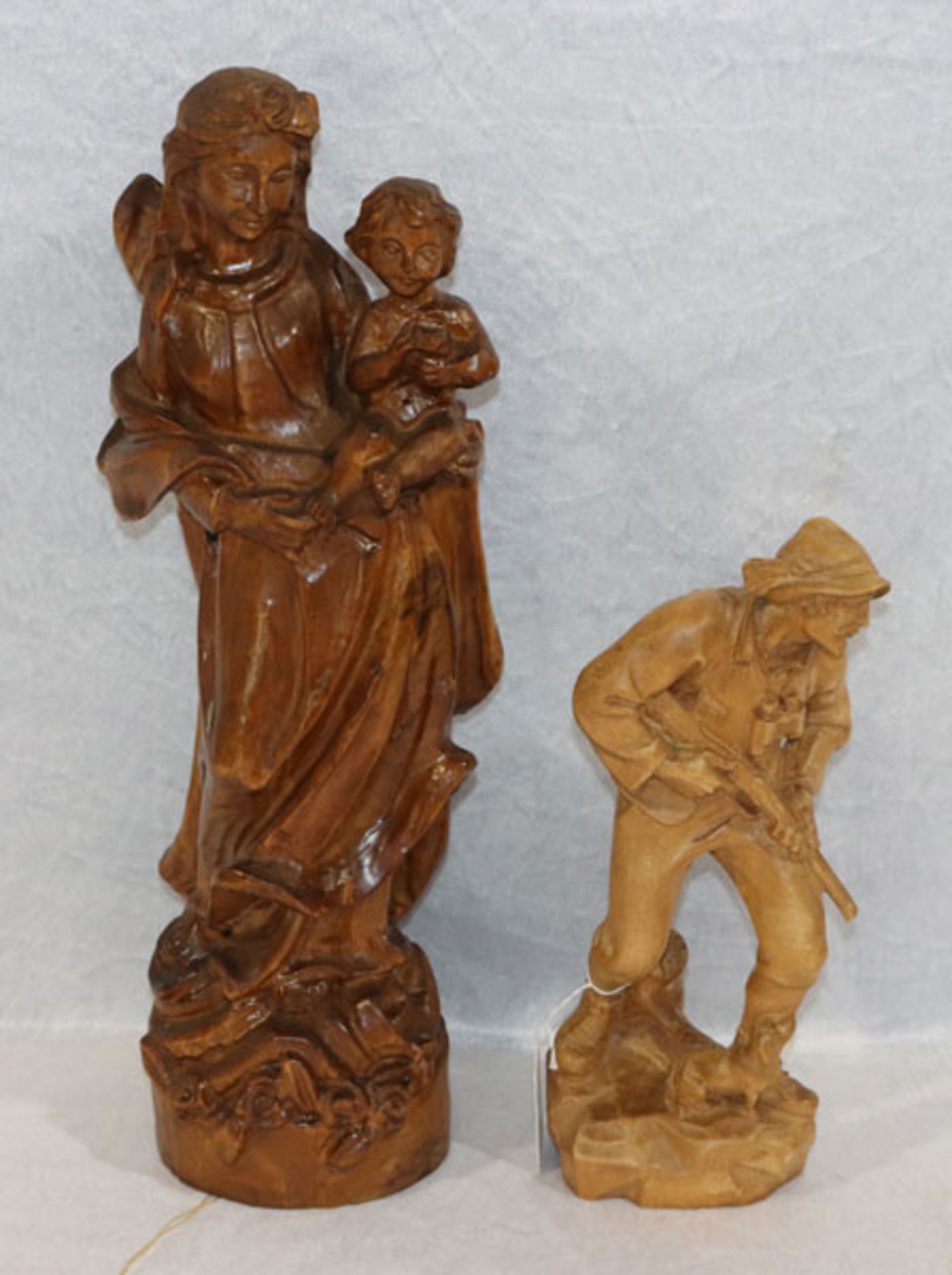 2 Holzfiguren 'Maria mit Kind', H 41 cm, und 'Jäger mit Hund', H 27 cm, beide gebeizt