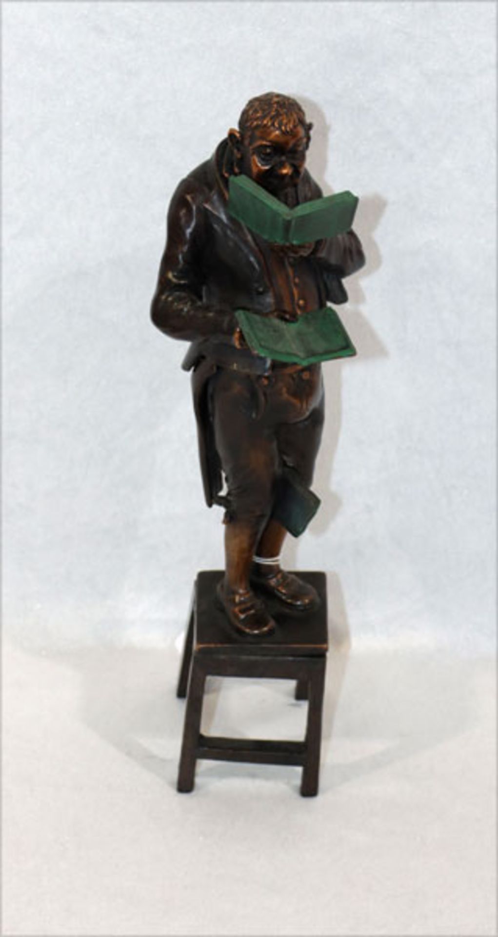 Bronze Figurenskulptur 'Der Bücherwurm auf Hocker stehend', H 28 cm