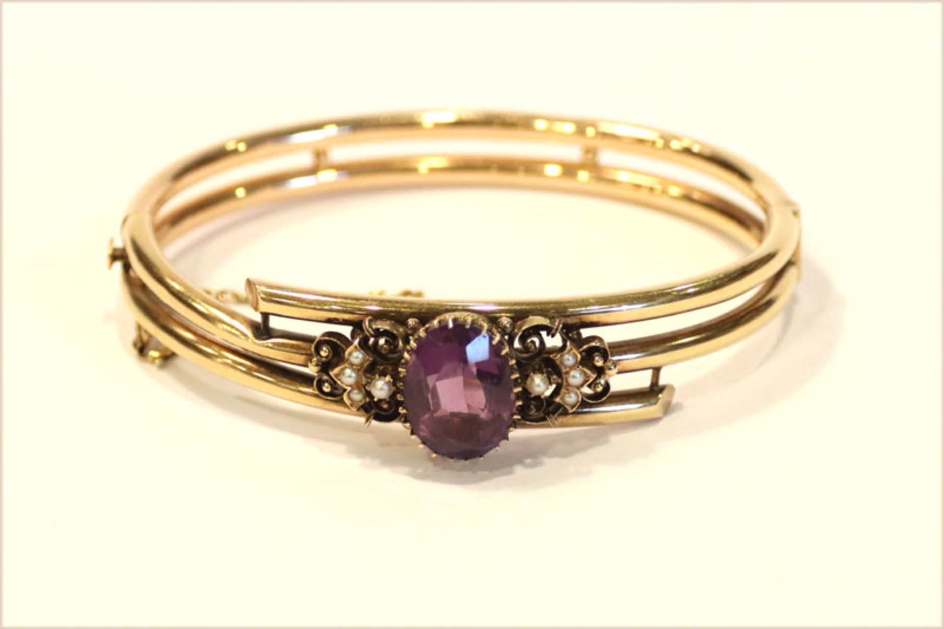 14 k Gelbgold (geprüft) Armreif mit Amethyst und Perlchen, um 1900, D 6 cm, 11,7 gr., schöne