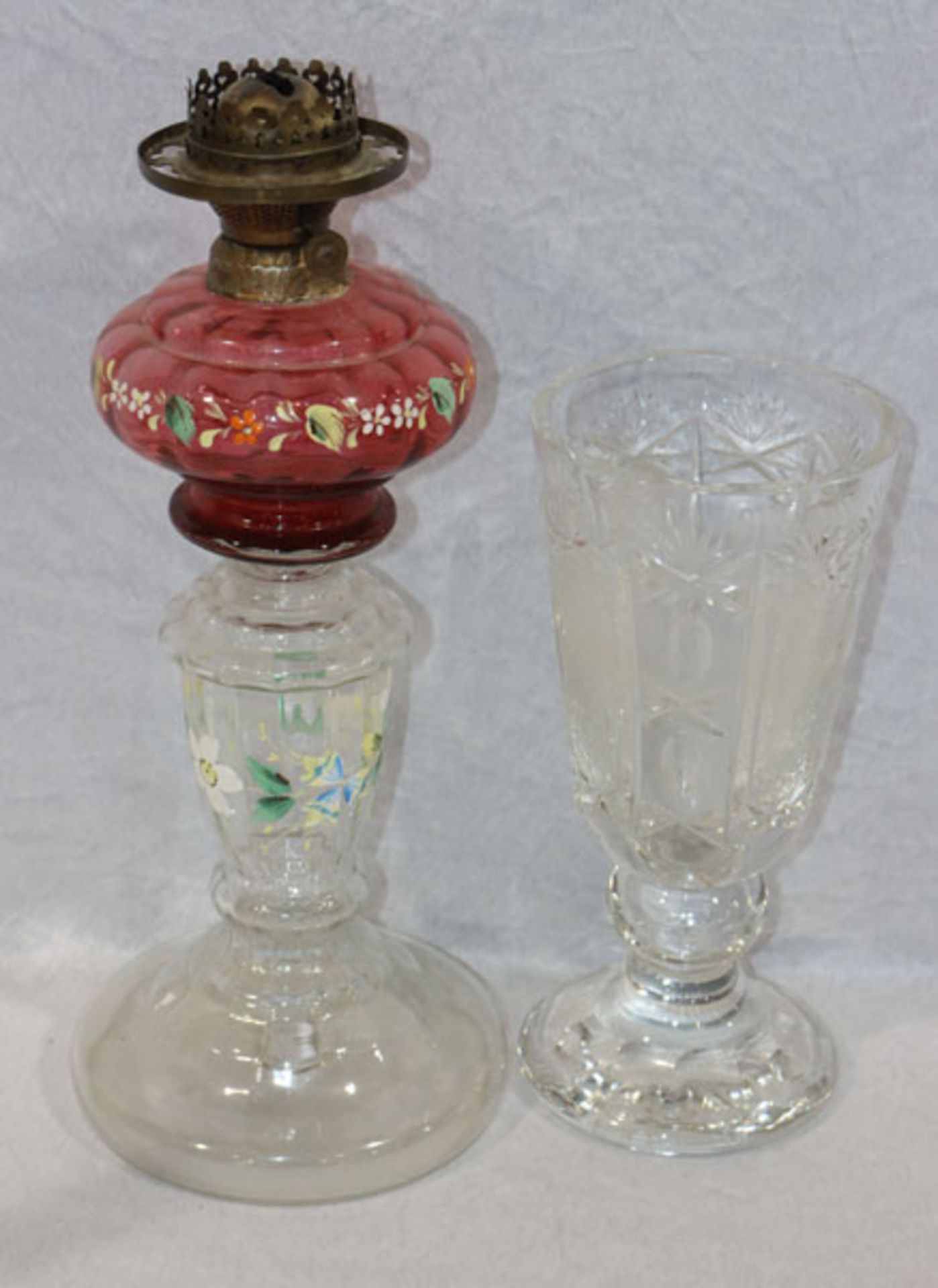 Glas Petroleumlampenfuß, bemalt, nicht komplett, H 38 cm, und Glas Fußvase mit Schliffdekor, H 26,