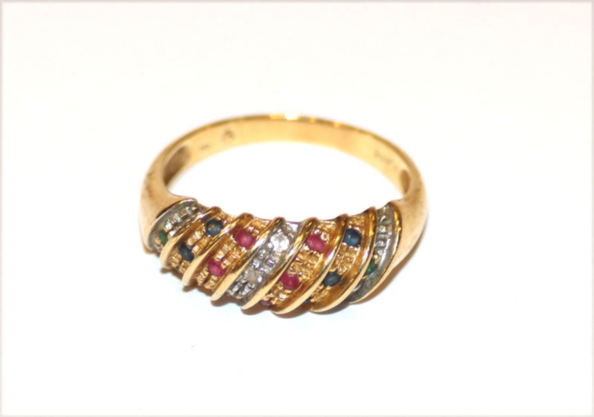 18 k Gelb- und Weißgold Ring mit Diamanten, Rubinen, Safiren und Smaragden, 3,65 gr., Gr. 54