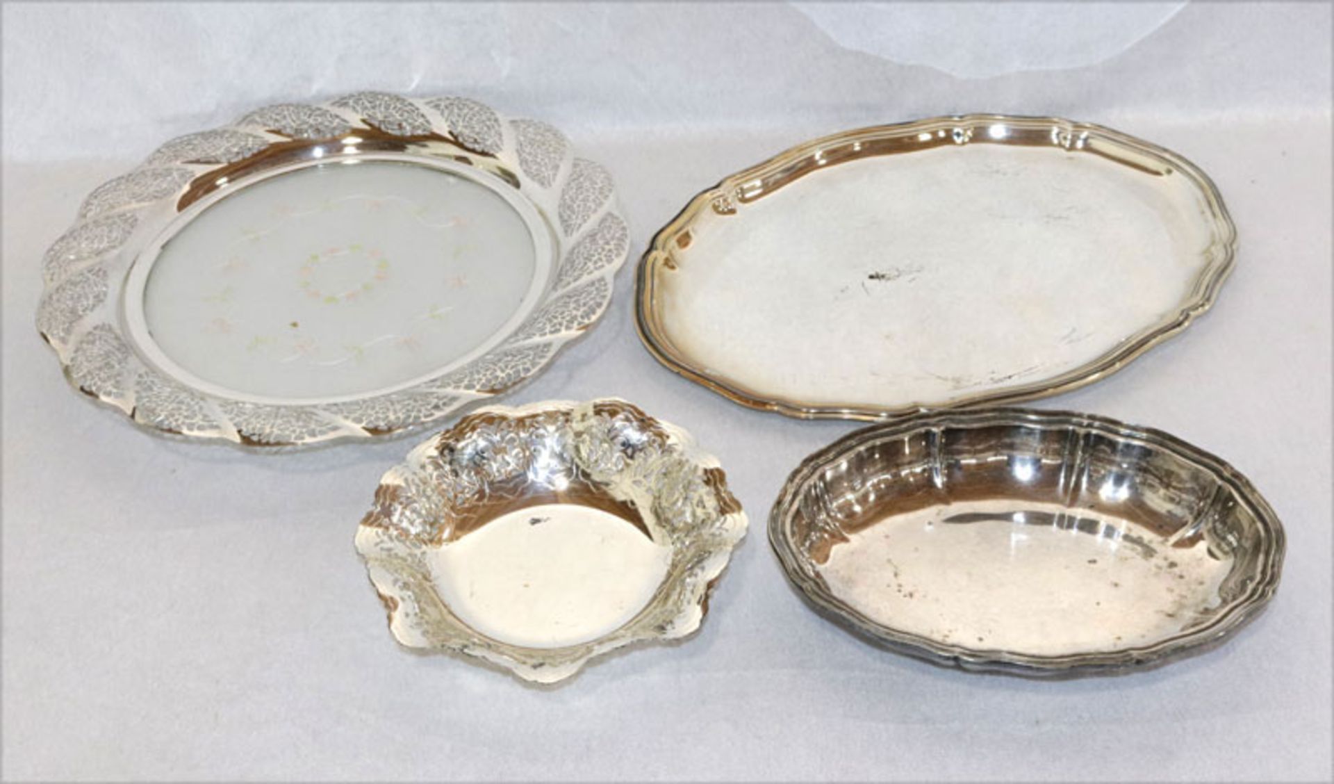Konvolut: Schale und Tortenplatte mit Durchbruchand, D 19/36 cm, Tablett in ovaler Form, L 40 cm,