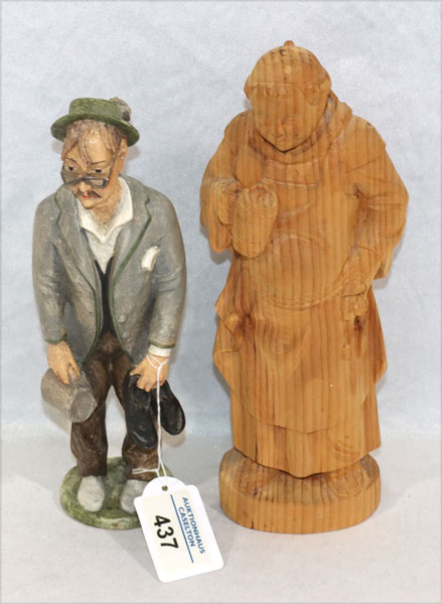 2 Holz Figuren 'Mönch mit Bierkrug', H 24 cm, und 'Mann nach Sperrstunde', farbig gefaßt, H 22 cm