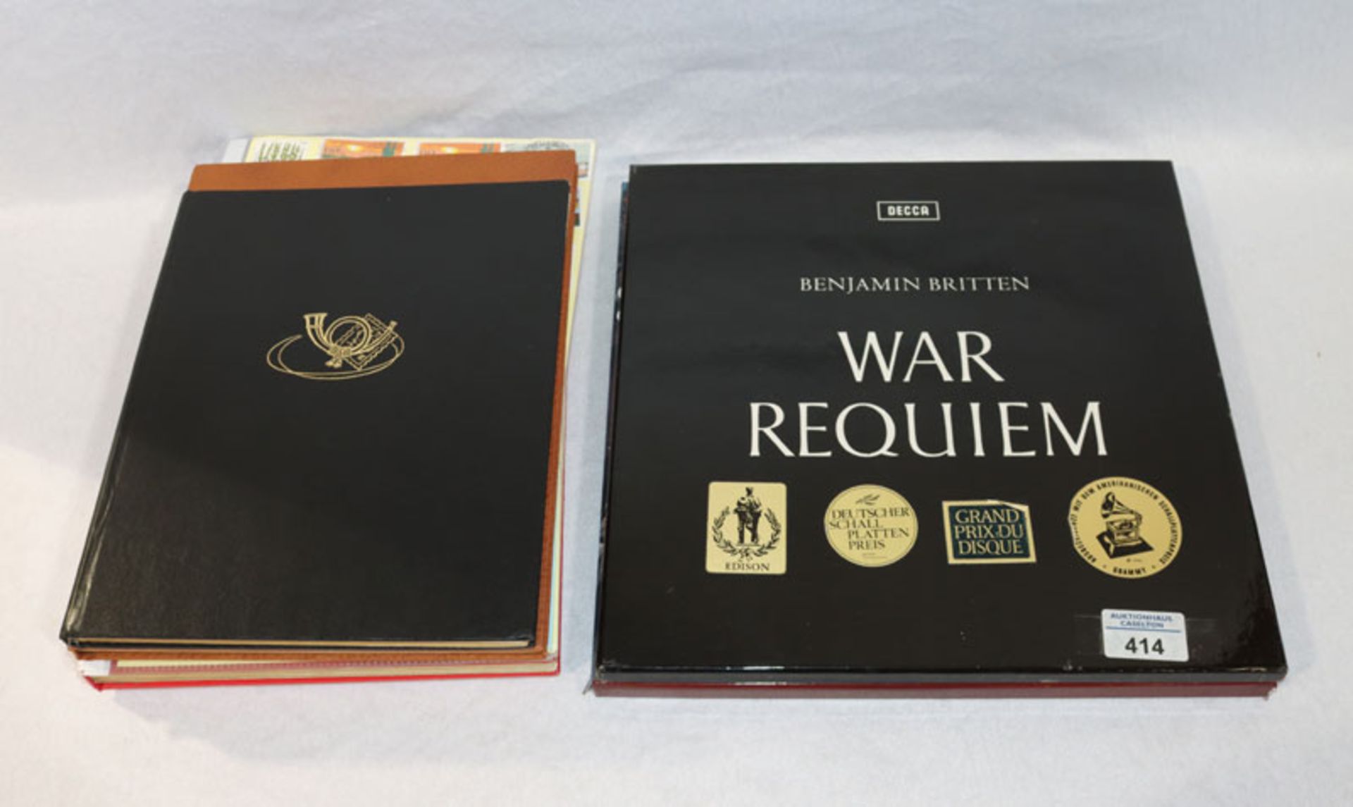 Konvolut: 3 Steckalben mit diversen Briefmarken und 2 Schallpatten 'War Requiem, Benjamin Britten'