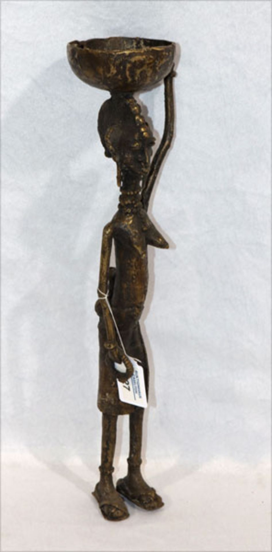 Metall Figurenskulptur 'Frau mit Korb', H 45 cm