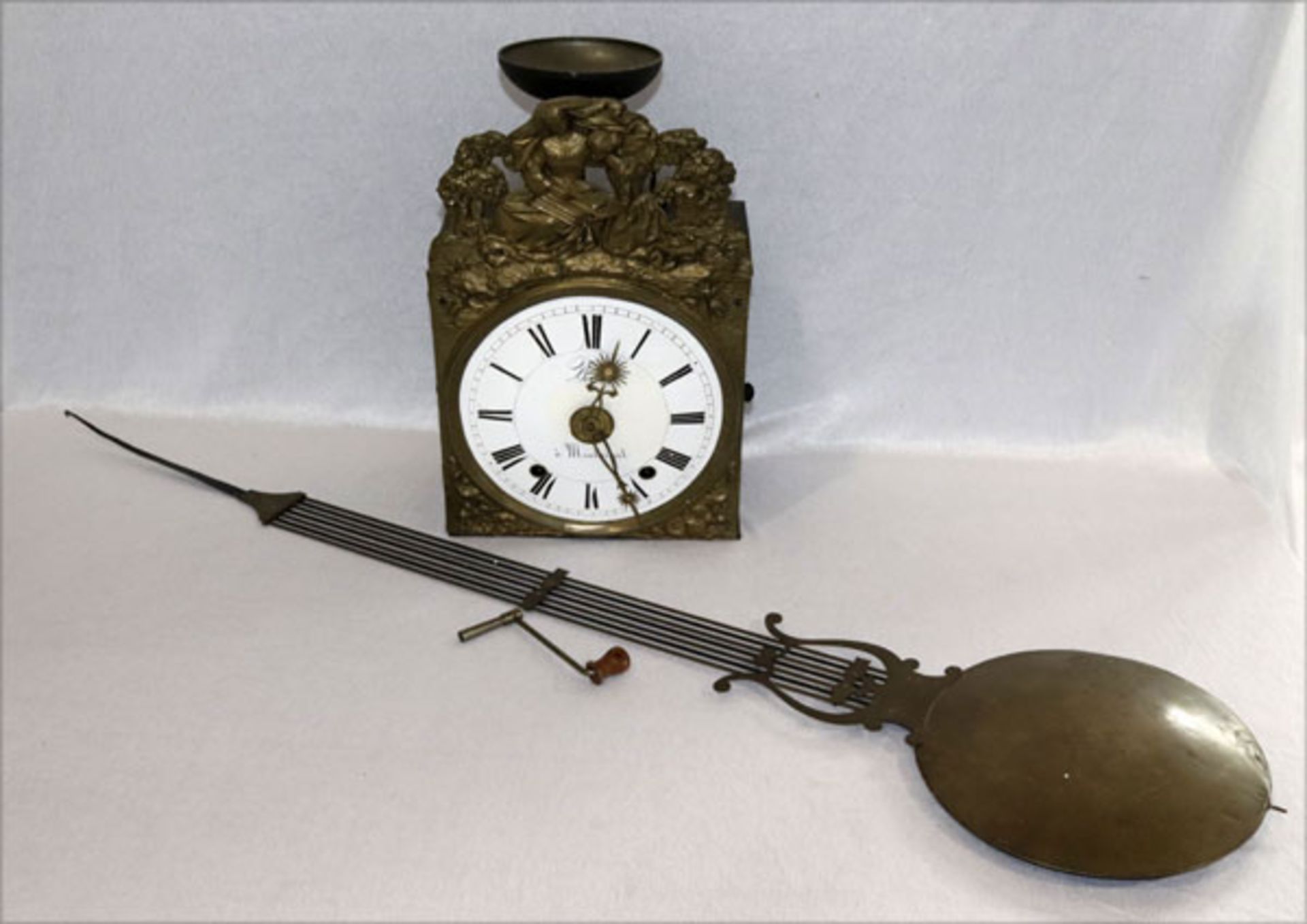 Comptoise Uhr, Metallrelief mit figürlicher Darstellung, Zifferblatt beschädigt und restauriert, 19.