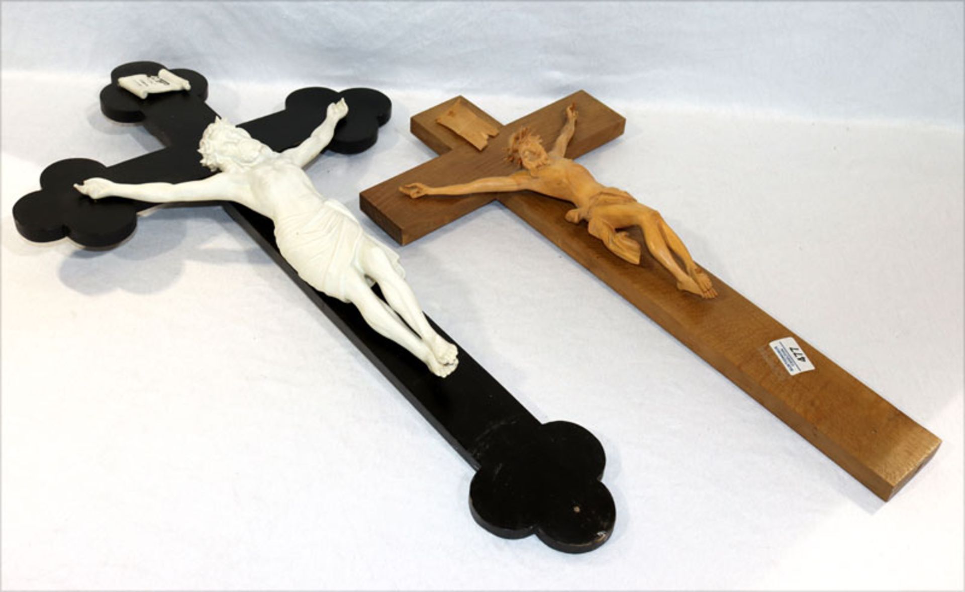 Holzkreuz mit Holz Korpus Christi, H 60 cm, B 30 cm, und Holzkreuz mit Bisquitporzellan Korpus