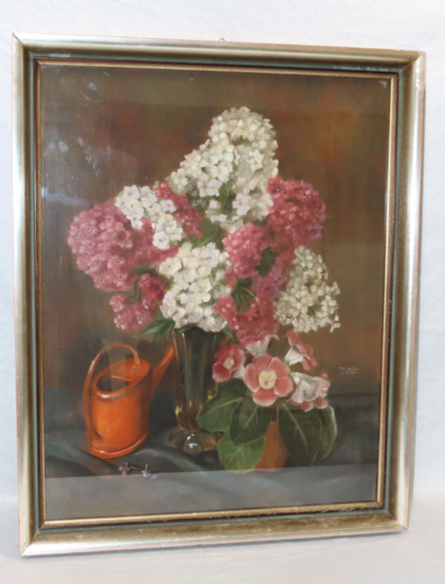 Gemälde Ölkreide 'Blumenstillleben mit Gießkanne', signiert Thanel, 57, unter Glas gerahmt, Rahmen