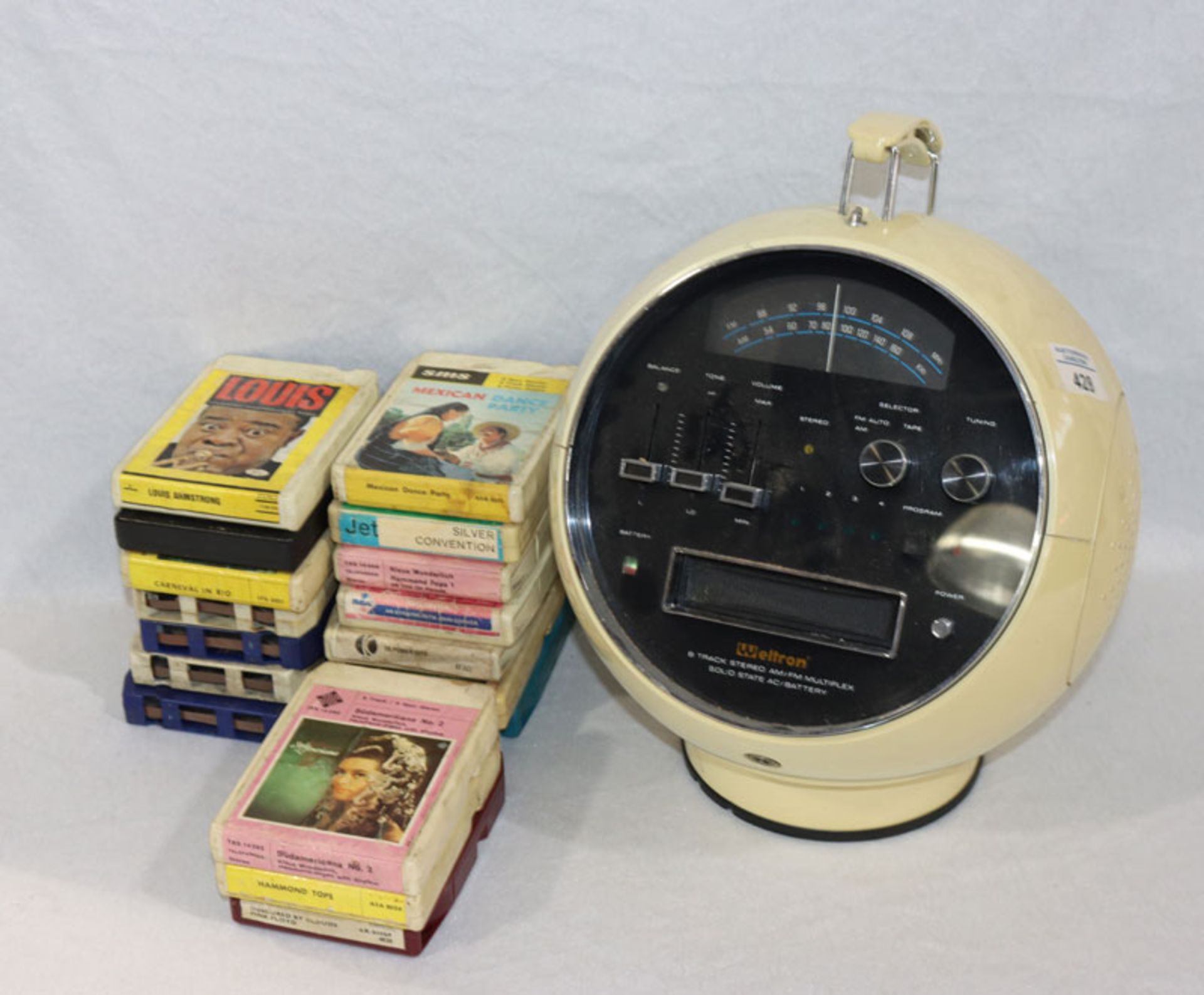 Weltron 'Spaceball' Radio mit Stereo Tape Player, Model 2001, mit 17 Kassetten, intakt,