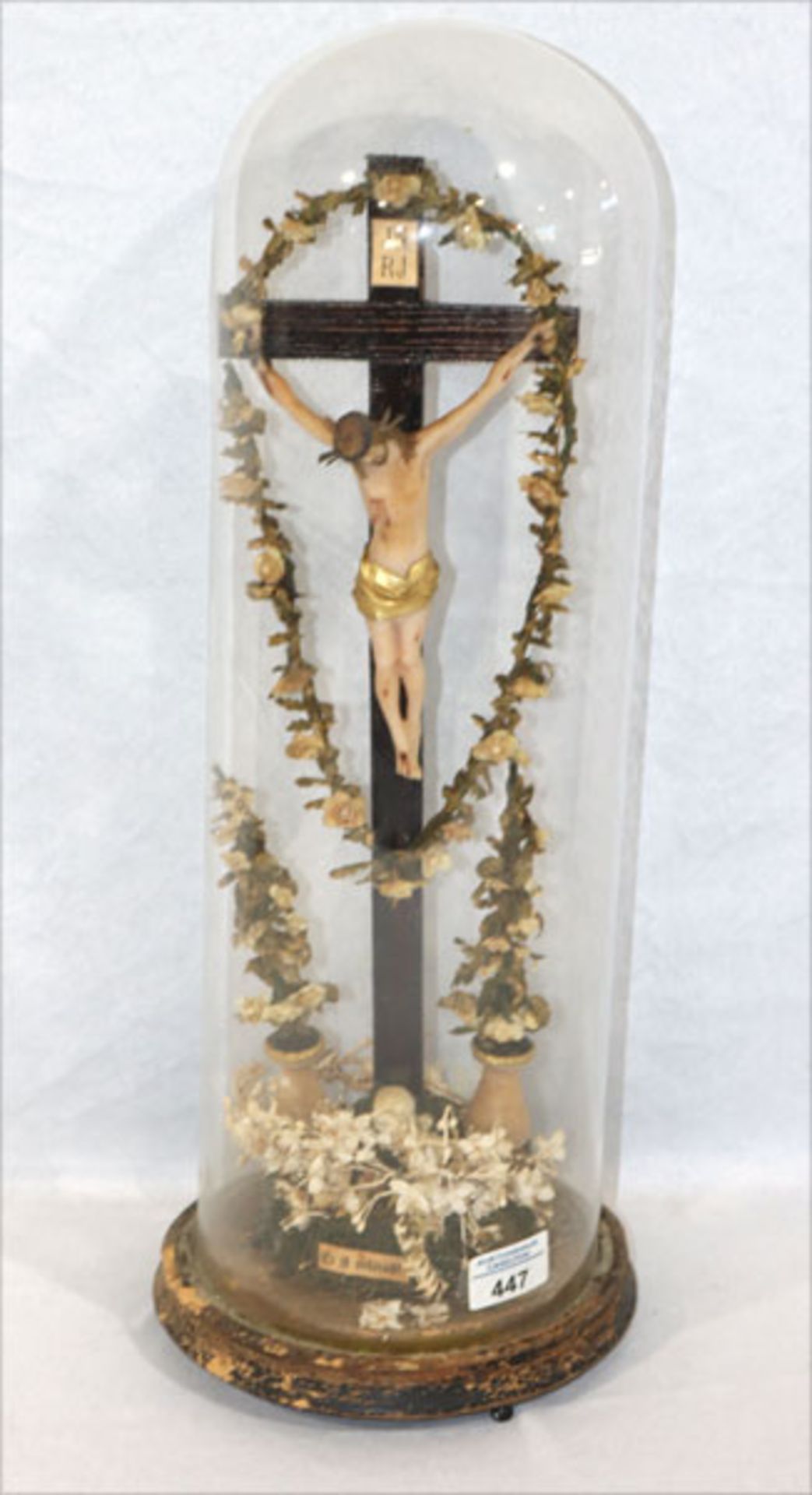Holzkreuz mit Korpus Christi und Blumenverzierungen, unter Glasdom auf Holzsockel, 19.