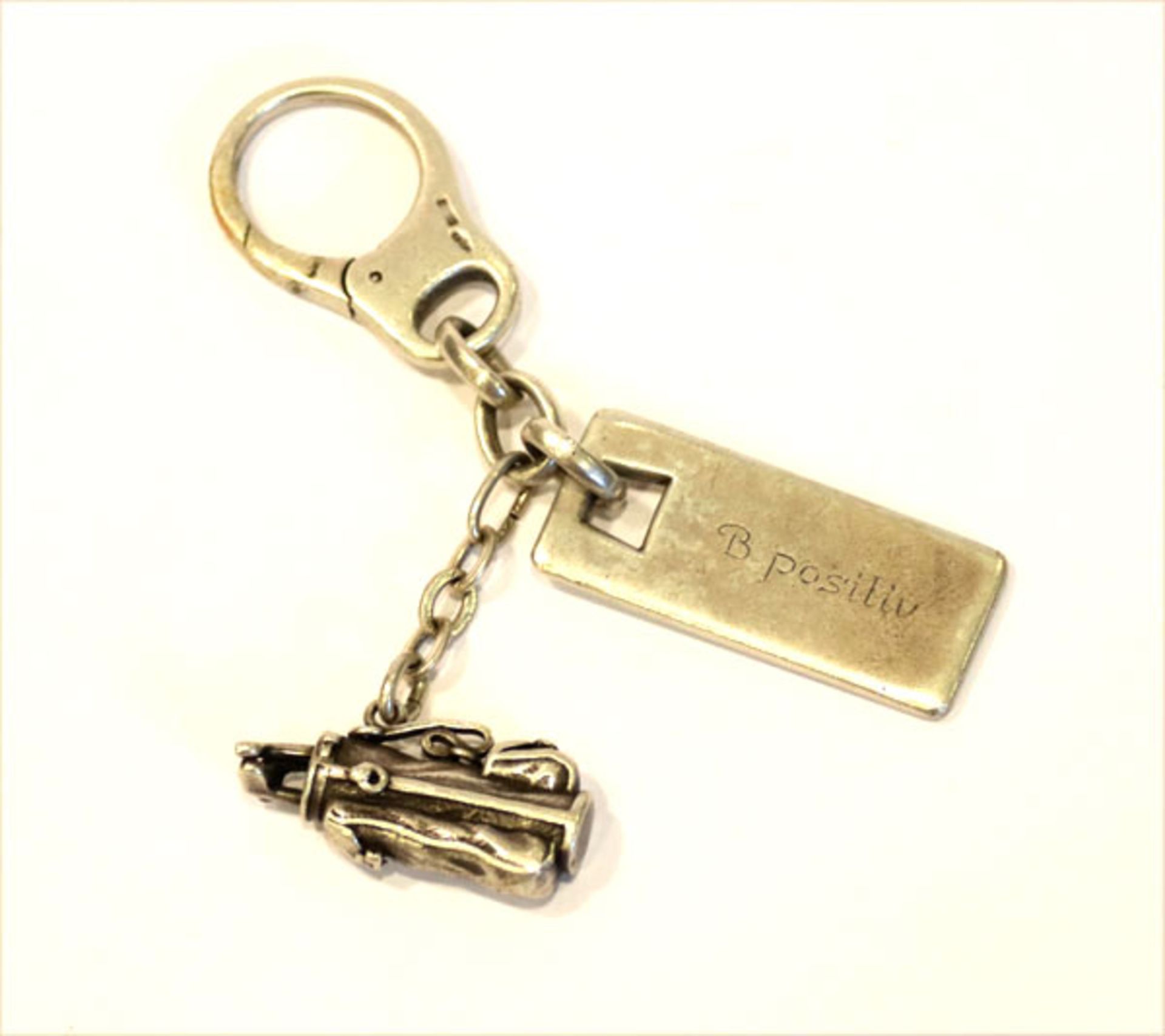 Silber Schlüsselring mit 2 Anhänger, Golftasche und Namensschild, 64 gr., Gebrauchsspuren