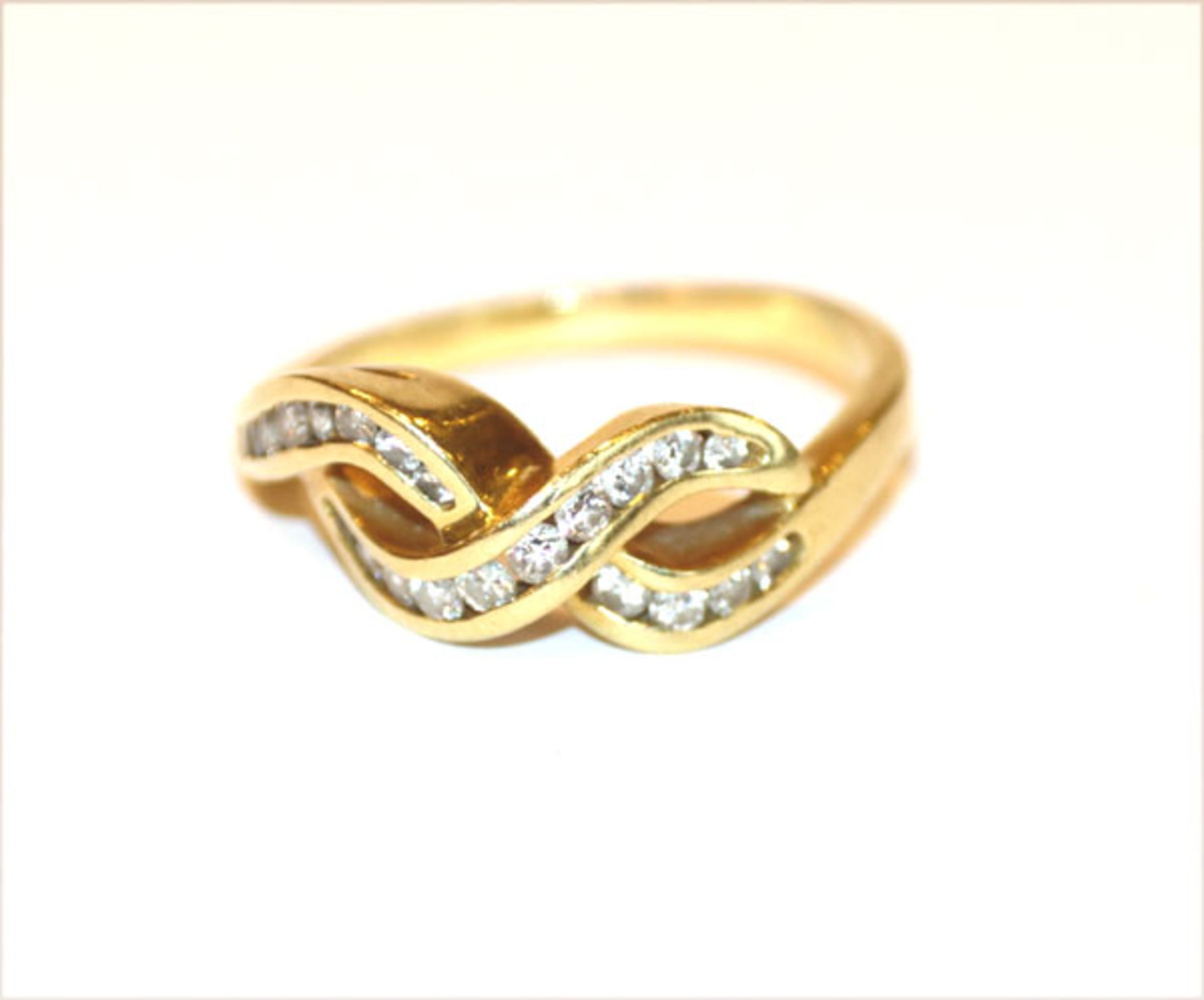 18 k Gelbgold Ring in verschlungener Form mit 22 Diamanten, 6,36 gr., Gr. 61