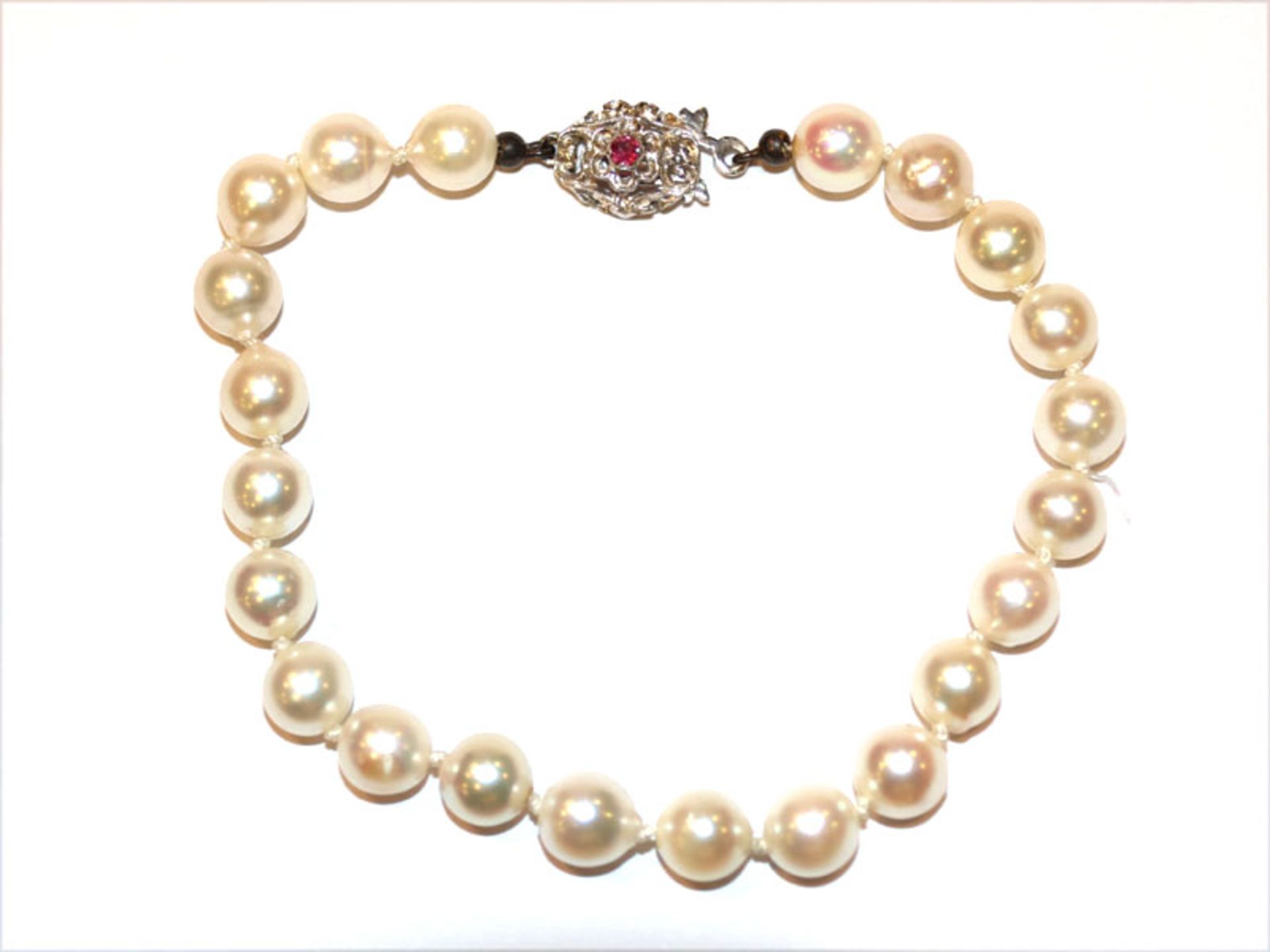 Perlen Armband mit 14 k Weißgold Schließe und Rubin, L 18 cm