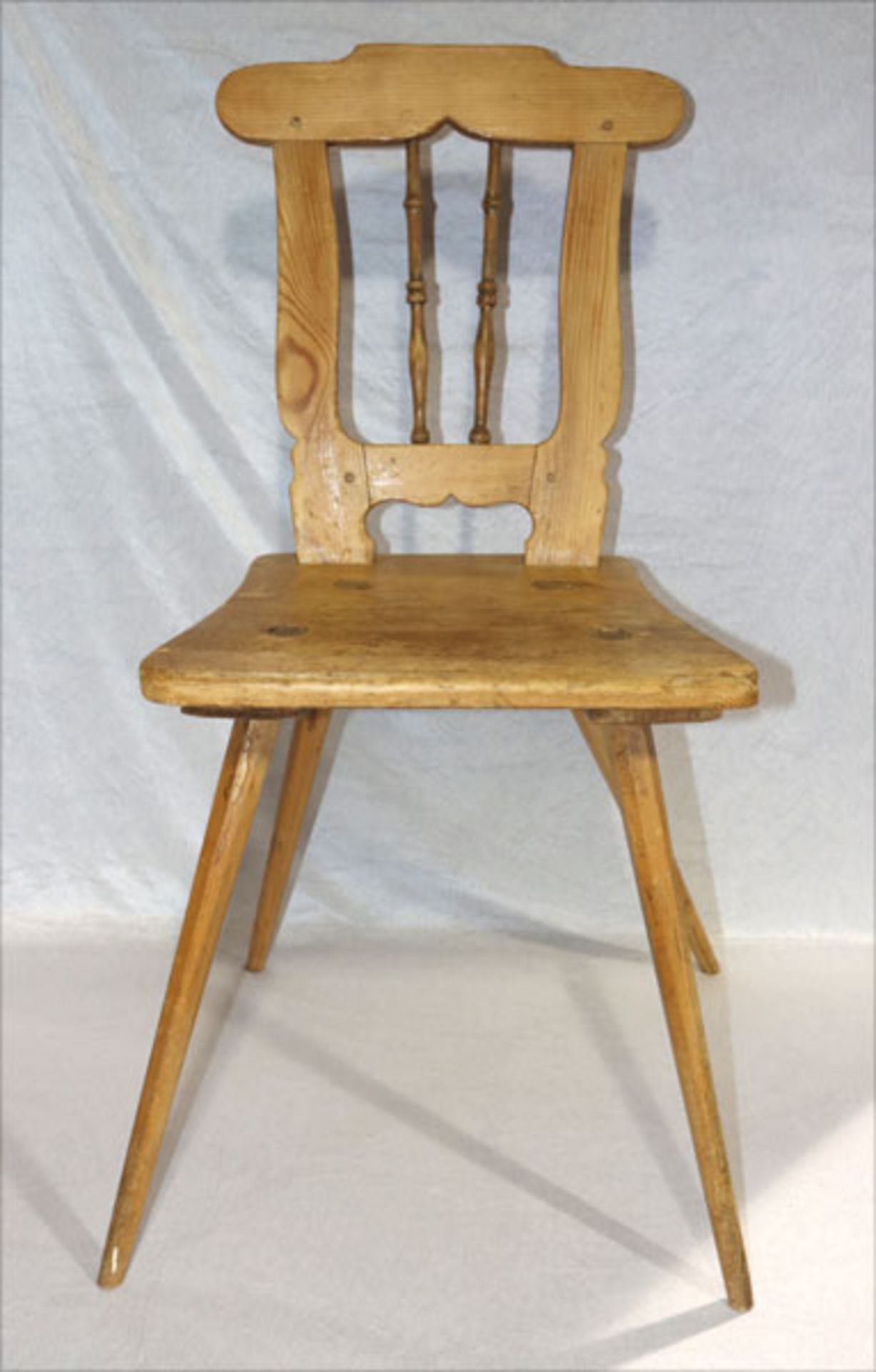 Paar Nadelholz Brettstühle, 19. Jahrhundert, H 87 cm, B 42 cm, T 31 cm, teils beschädigt,