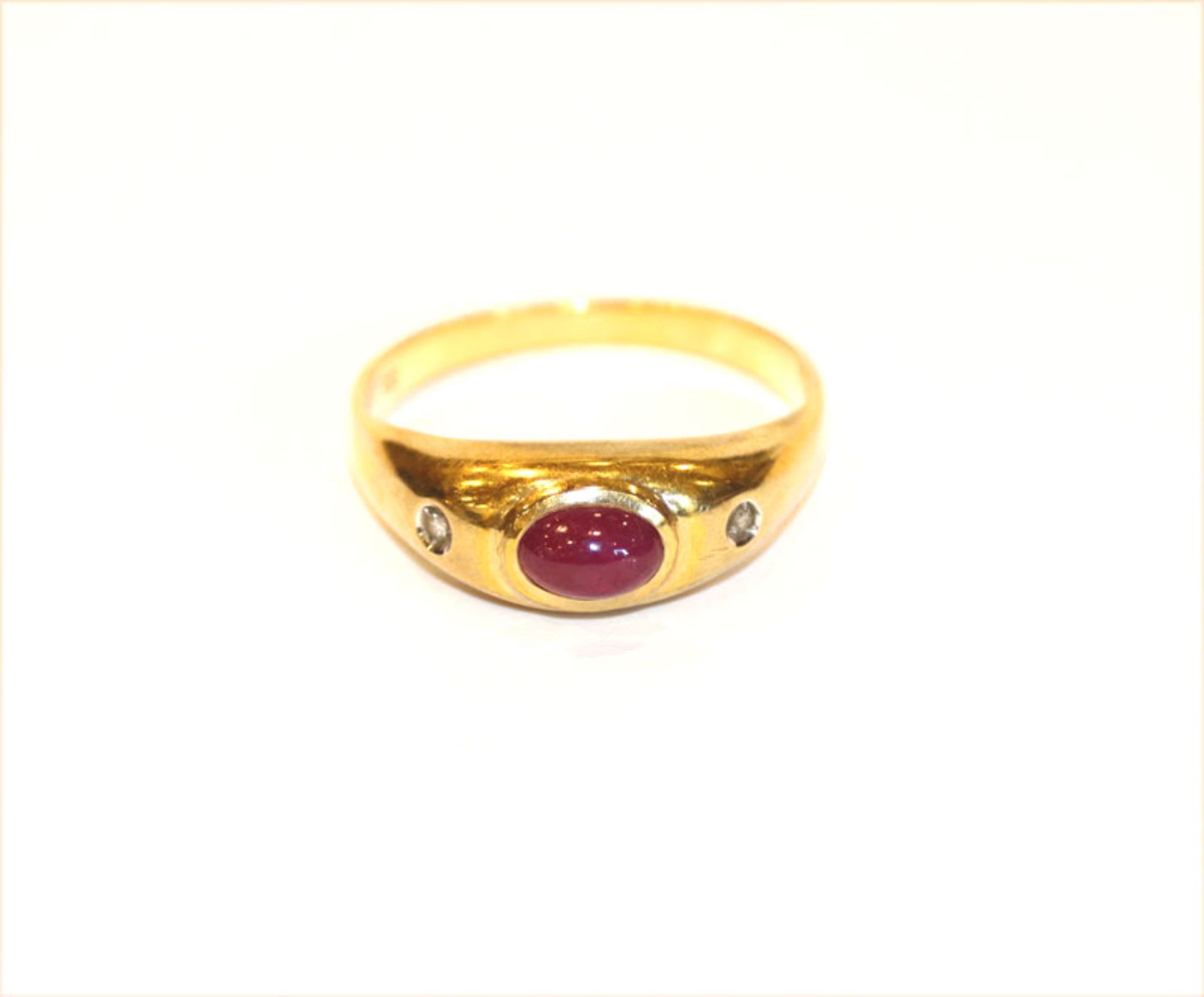 8 k Gelbgold Bandring mit Rubin-Cabochon und 2 Diamantsplitter, 2,4 gr., Gr. 59