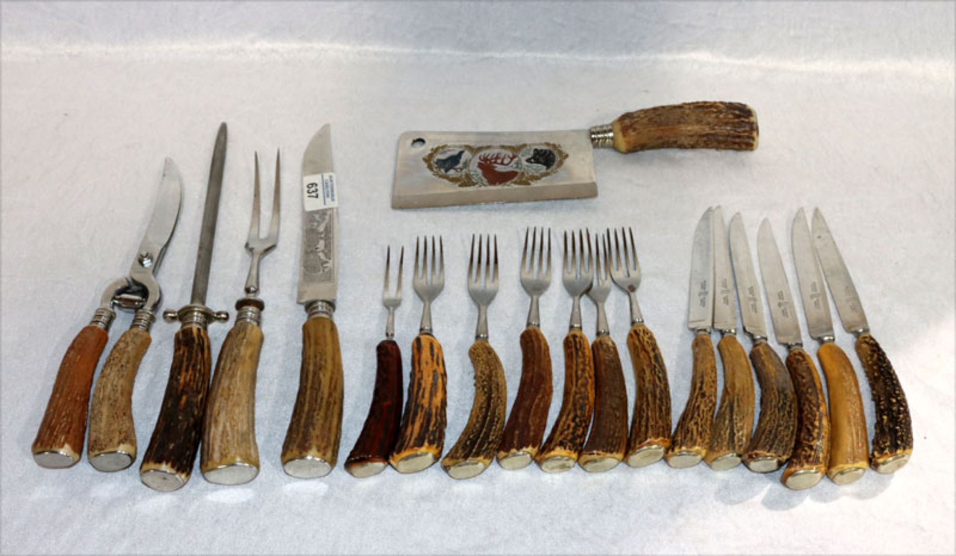 Hirschhorn Besteck: 6 Messer und 6 Gabeln, Tranchierbesteck, Hackbeil mit verzierter Klinge,
