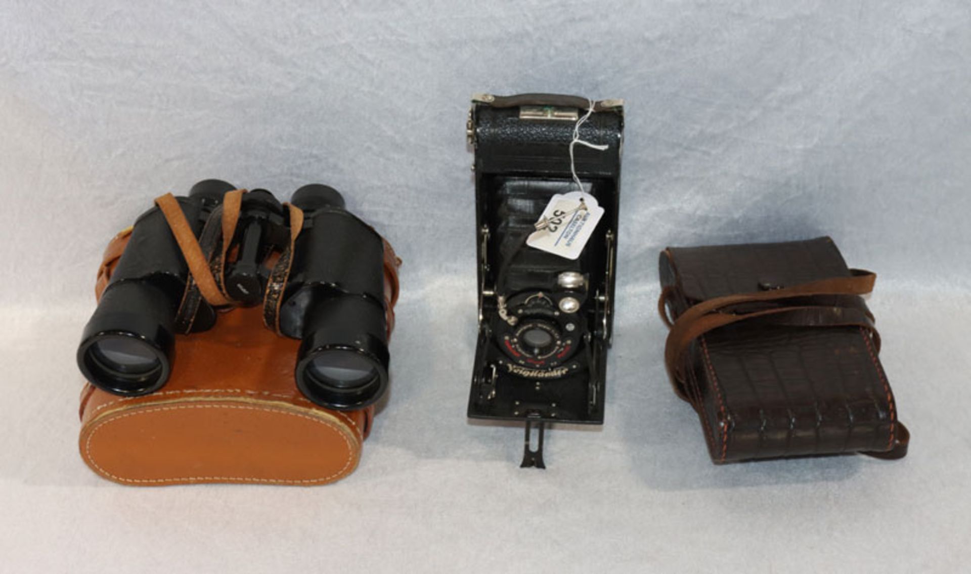 Konvolut: Voigtländer Kamera mit Tasche, und Fernglas Focus de Luxe 8x40, mit Tasche,