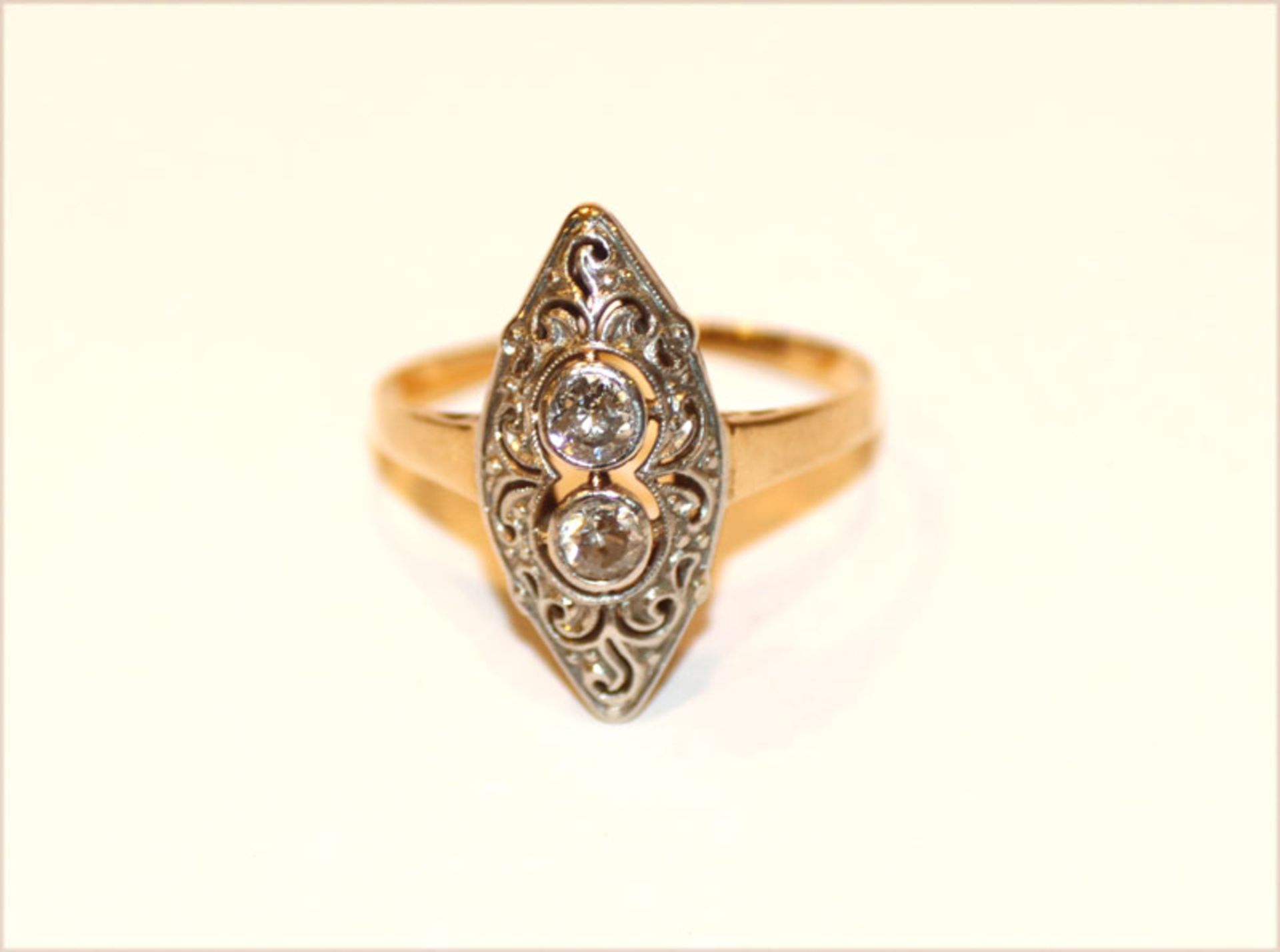 14 k (geprüft) Gelbgold Ring mit 2 in Weißgold gefaßten Diamanten, filigrane Handarbeit, 1,6 gr.,