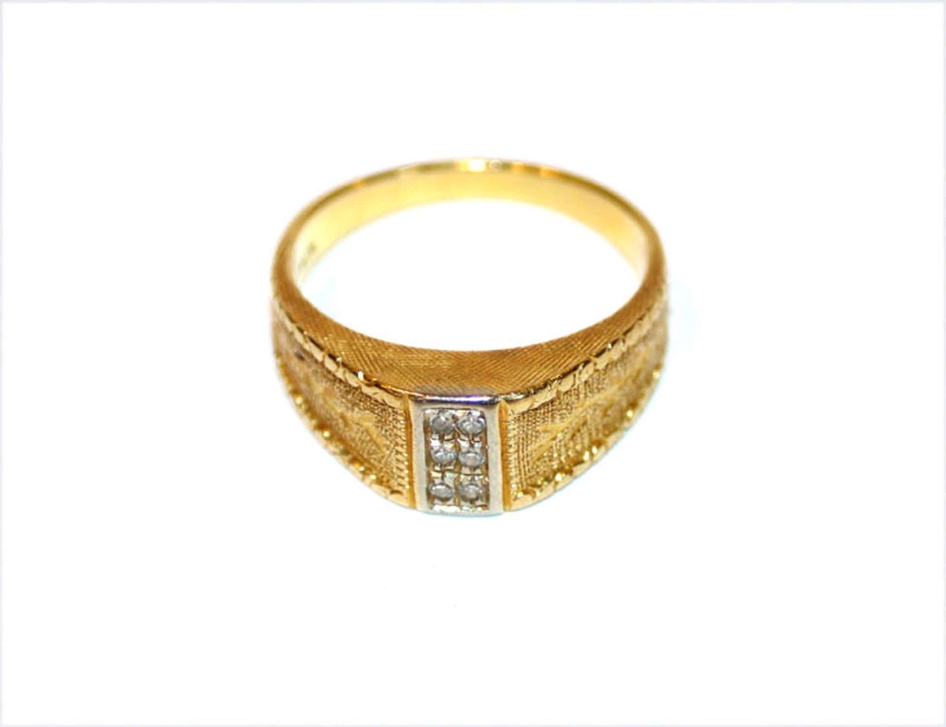 18 k Gelbgold Ring mit 6 in Weißgold gefaßten Diamanten, Ringschiene verziert, 5 gr., Gr. 52