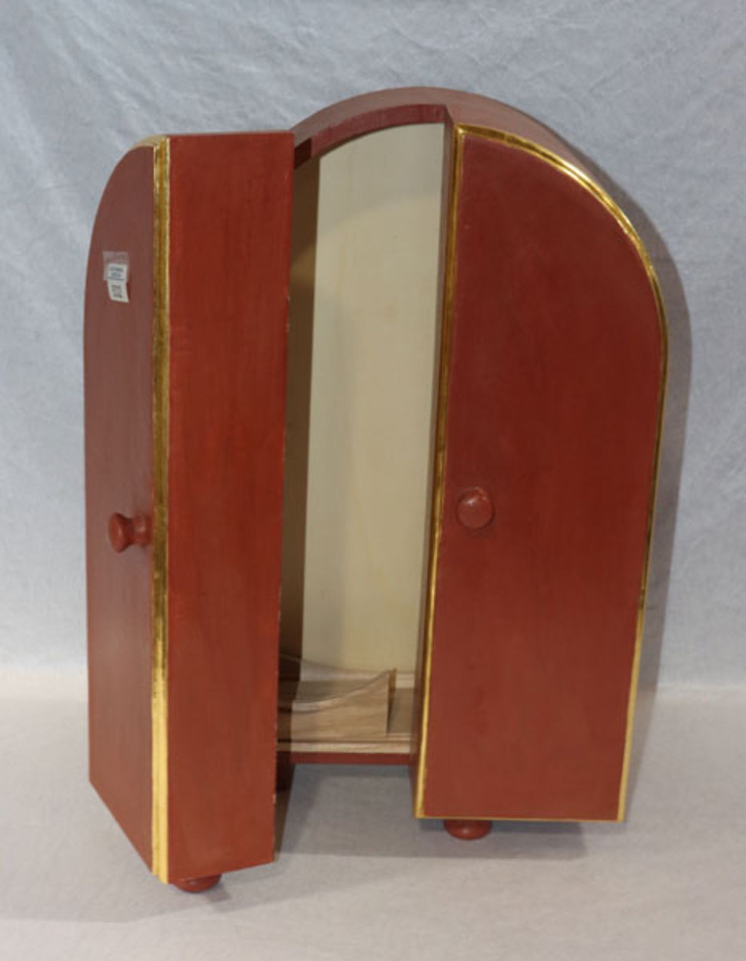 Holzkasten mit Doppeltür, wohl für Hausaltar, weinrot/gold bemalt, H 55 cm, B 33 cm, T 20 cm,