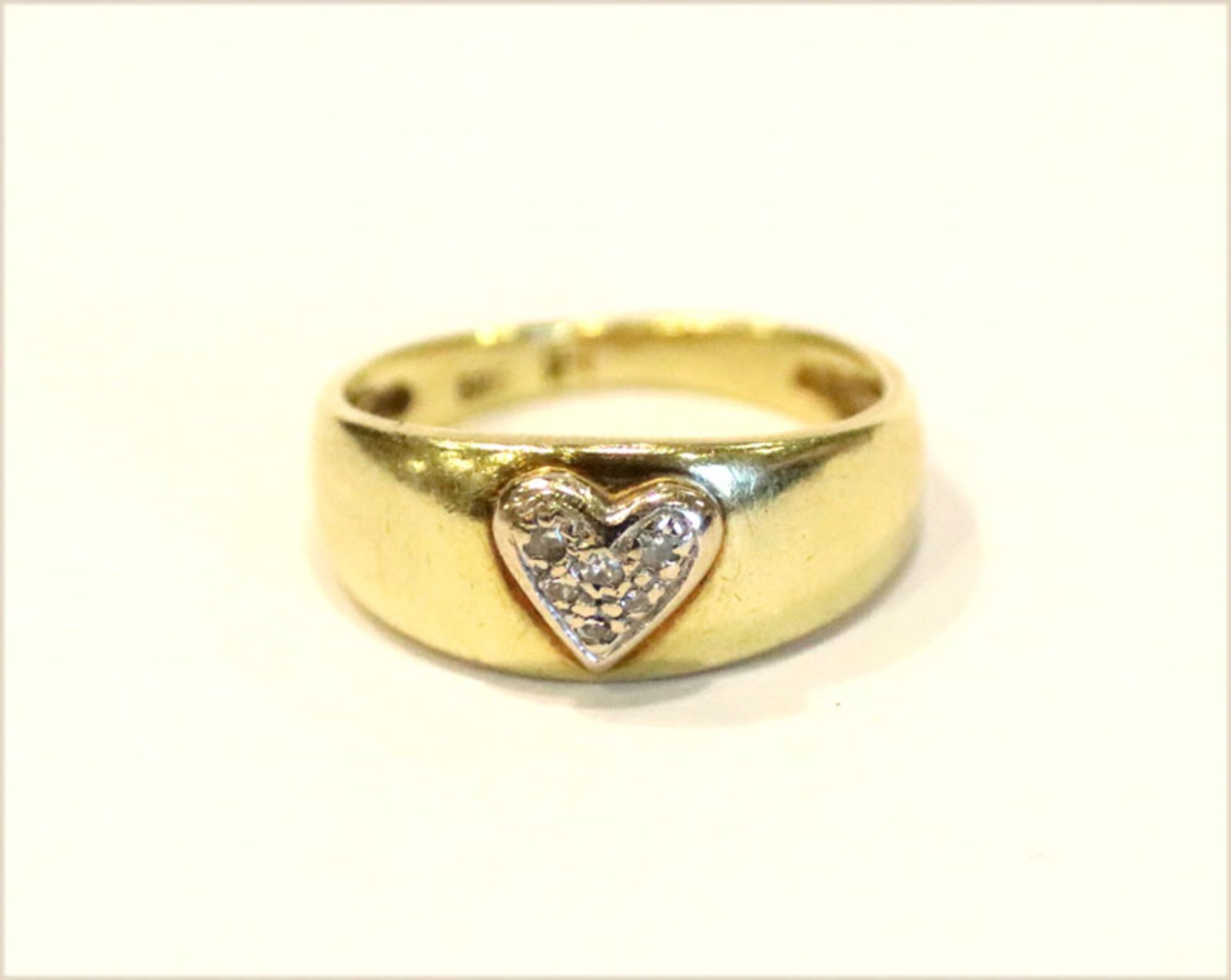 14 k Gelbgold Ring mit herzförmig in Weißgold gefaßten Diamanten, 3 gr., Gr. 46