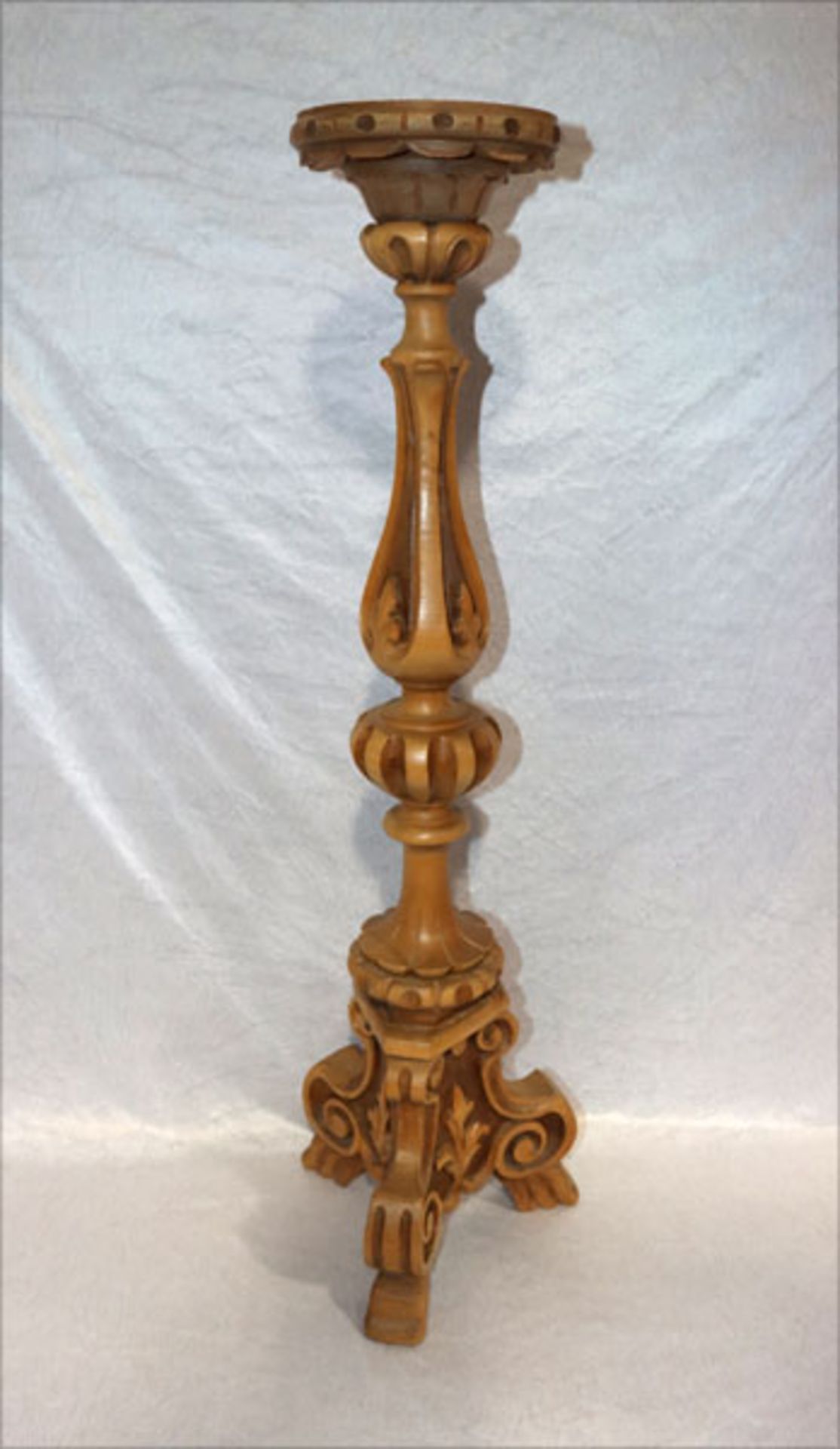 Holz Kerzenleuchter, geschnitzt und gebeizt, H 85 cm, D 32 cm